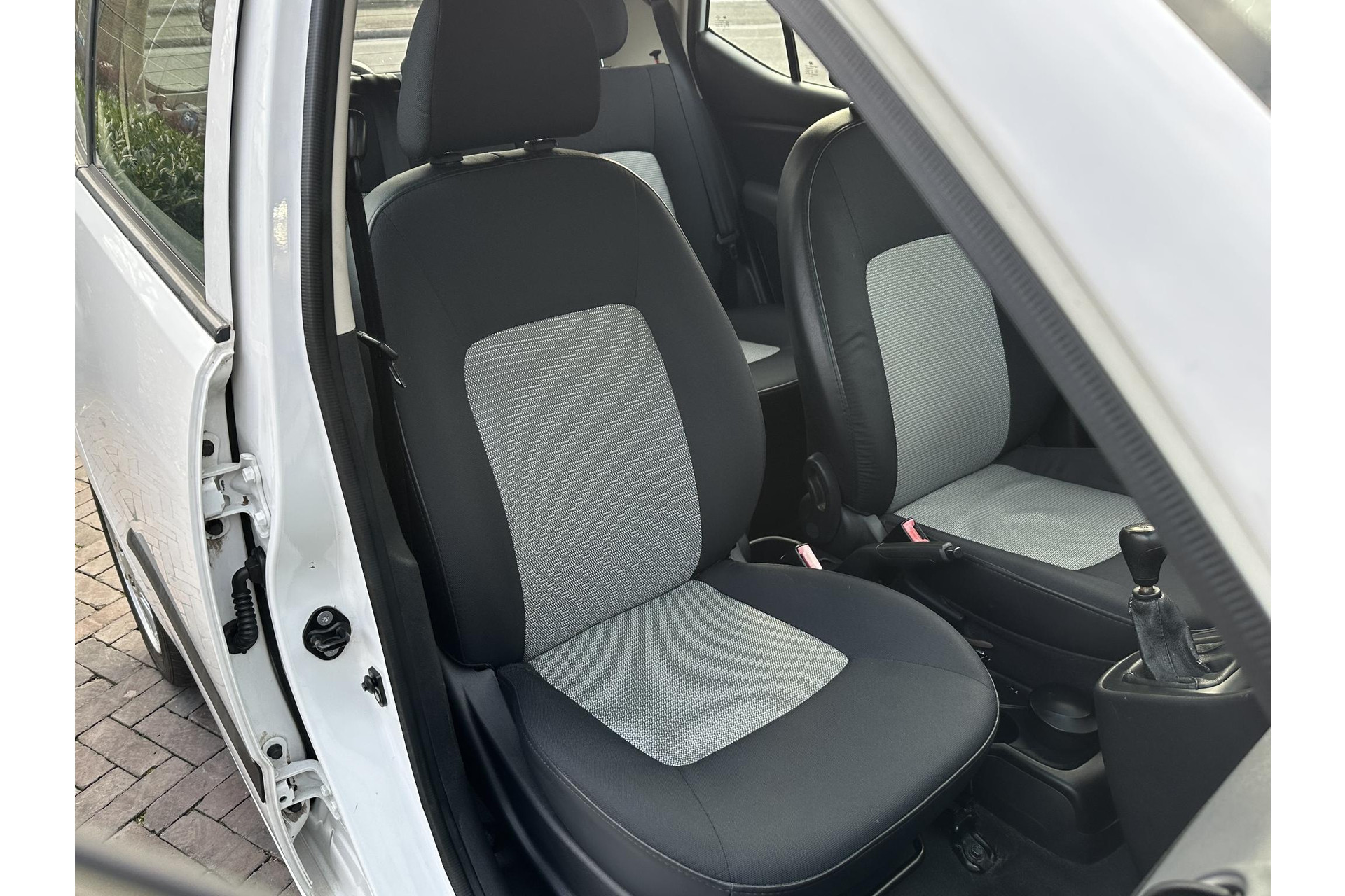 Hyundai i10 1.1 Active Orange Babies 2010 Crystal White (HW) 11