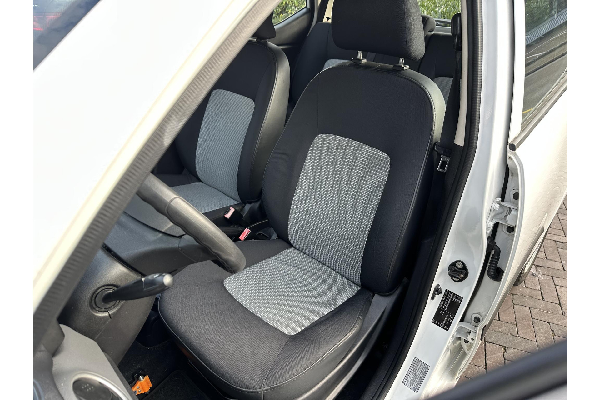 Hyundai i10 1.1 Active Orange Babies 2010 Crystal White (HW) 12