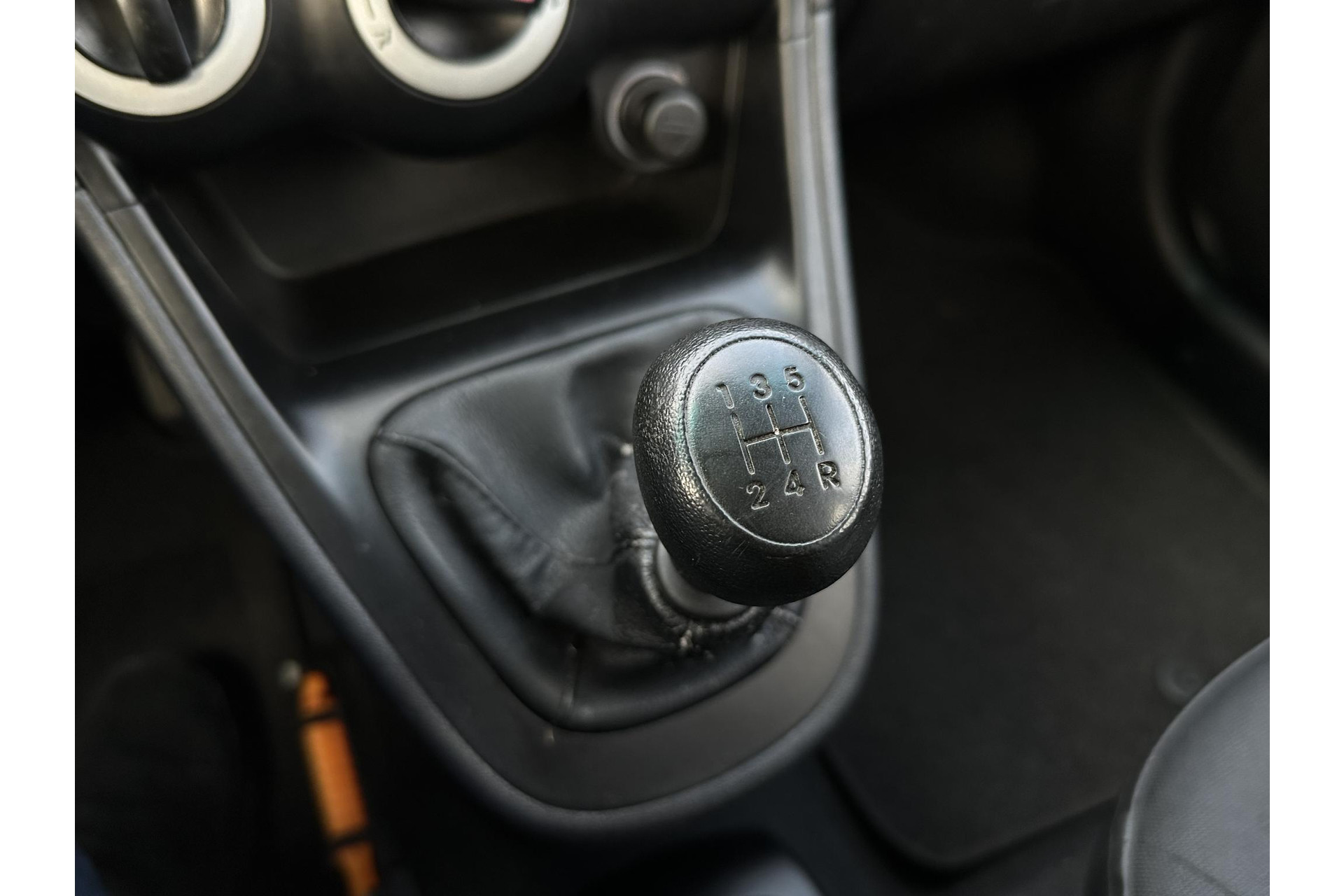 Hyundai i10 1.1 Active Orange Babies 2010 Crystal White (HW) 13