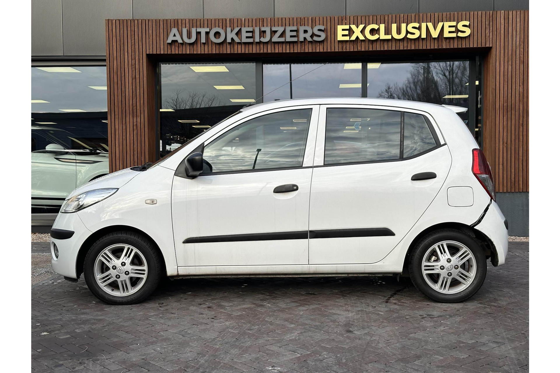 Hyundai i10 1.1 Active Orange Babies 2010 Crystal White (HW) 5