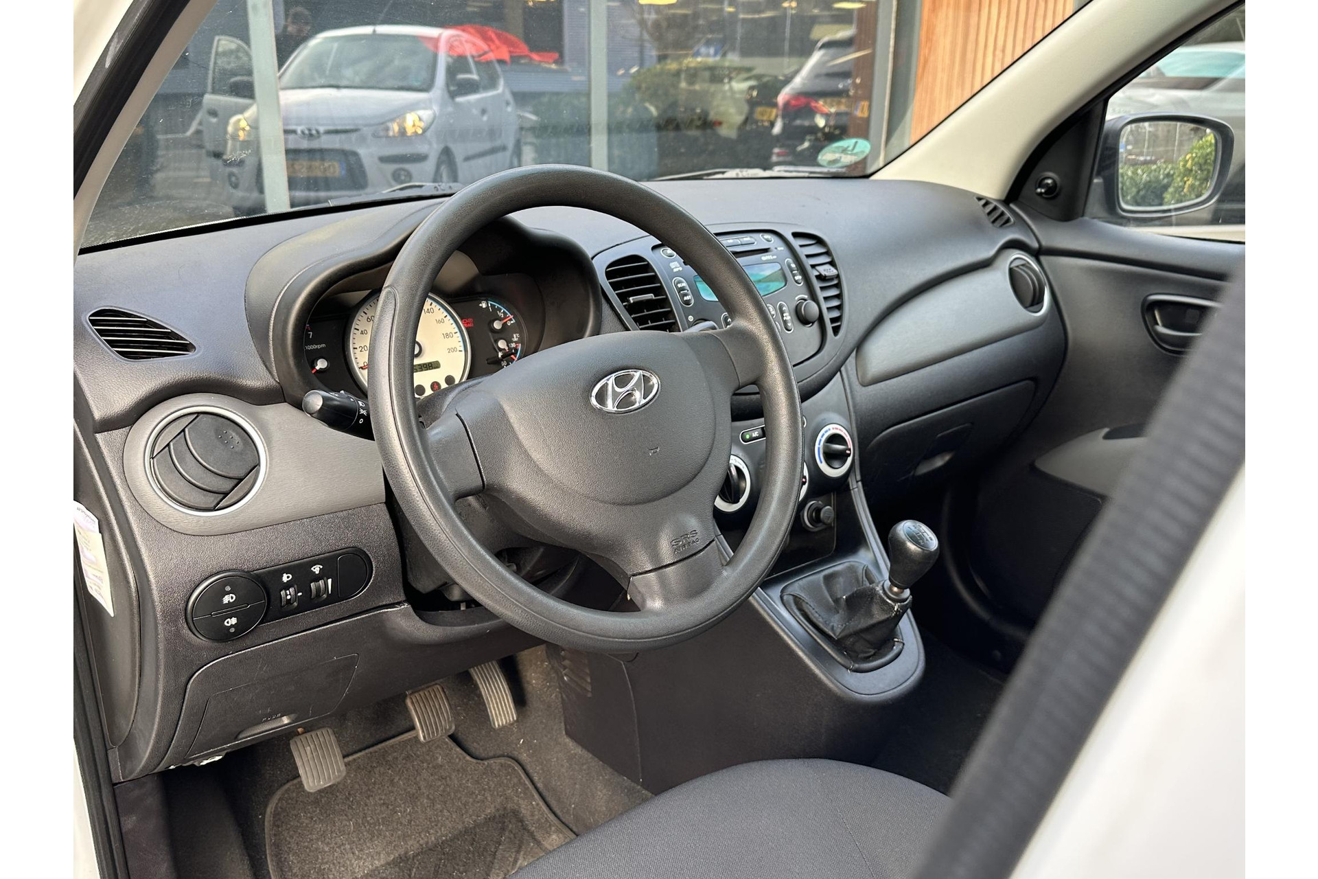 Hyundai i10 1.1 Active Orange Babies 2010 Crystal White (HW) 6