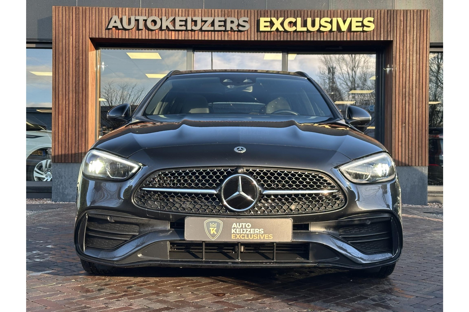 Mercedes-Benz C-Klasse 300 de 4MATIC AMG Line 2023 GRAPHITE GRAY - METALLIC FINISH (831U) 3
