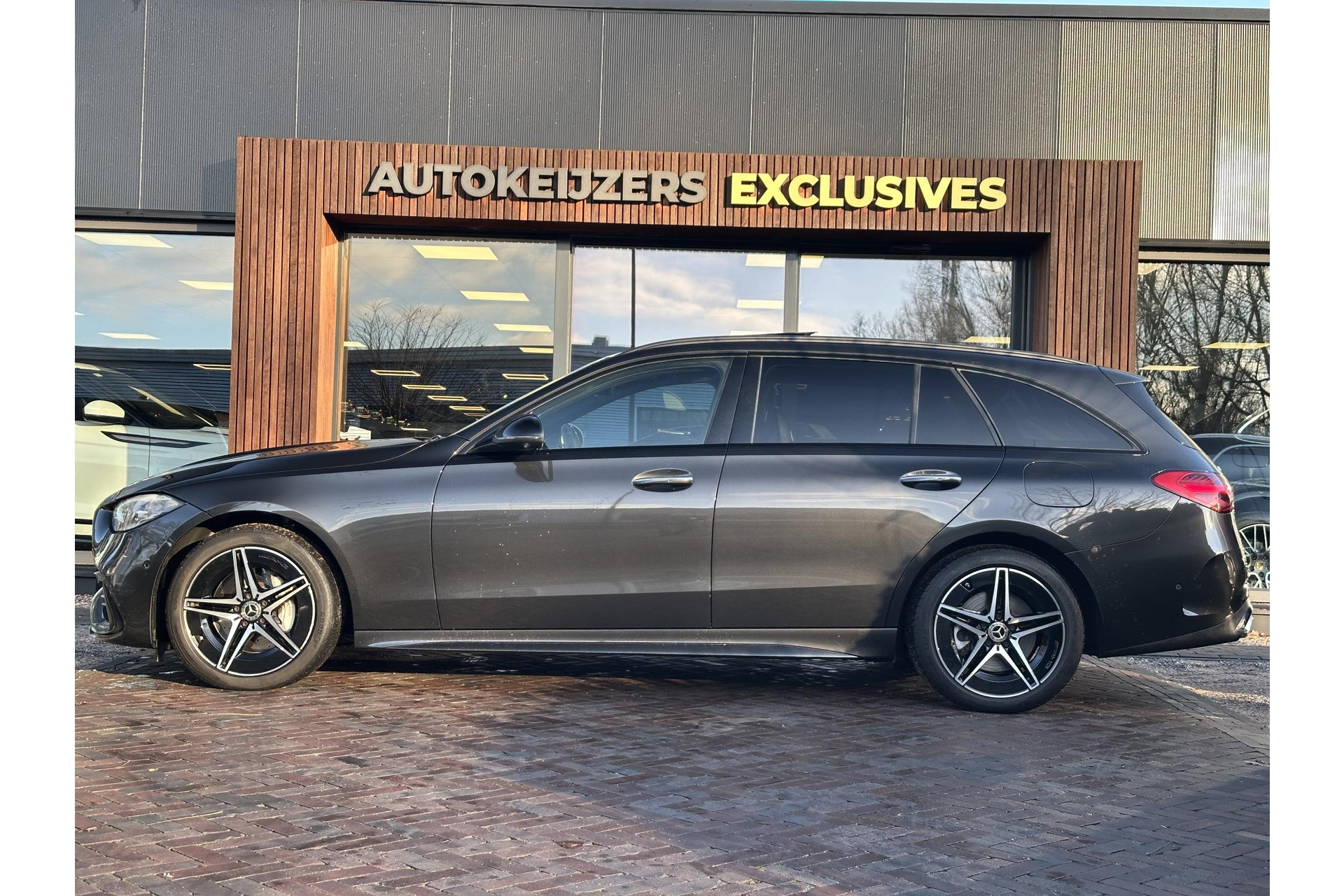 Mercedes-Benz C-Klasse 300 de 4MATIC AMG Line 2023 GRAPHITE GRAY - METALLIC FINISH (831U) 5