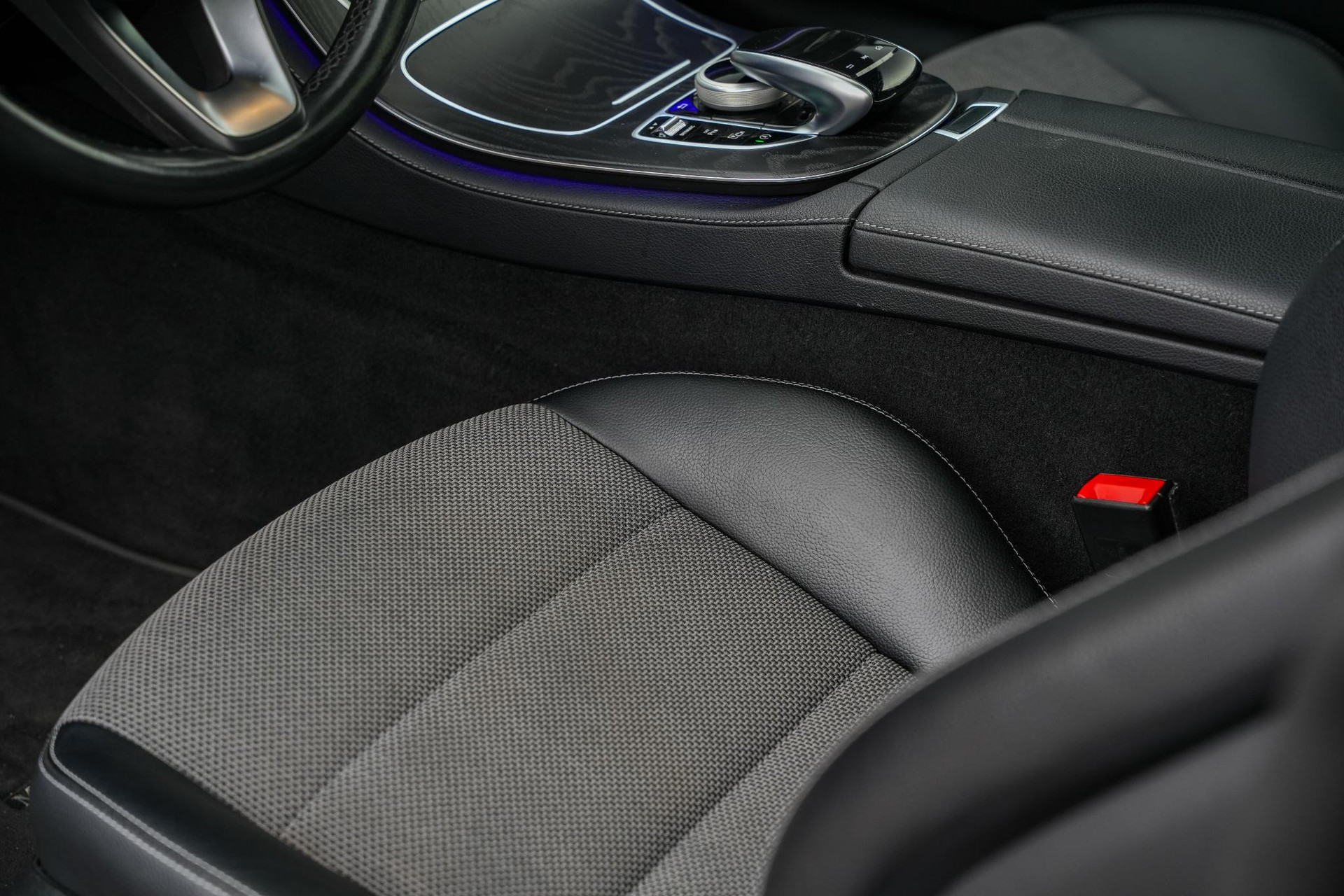 Mercedes-Benz E-Klasse Coupé 200 2018 SELENITE GRAY - METALLIC PAINT (992U) 25