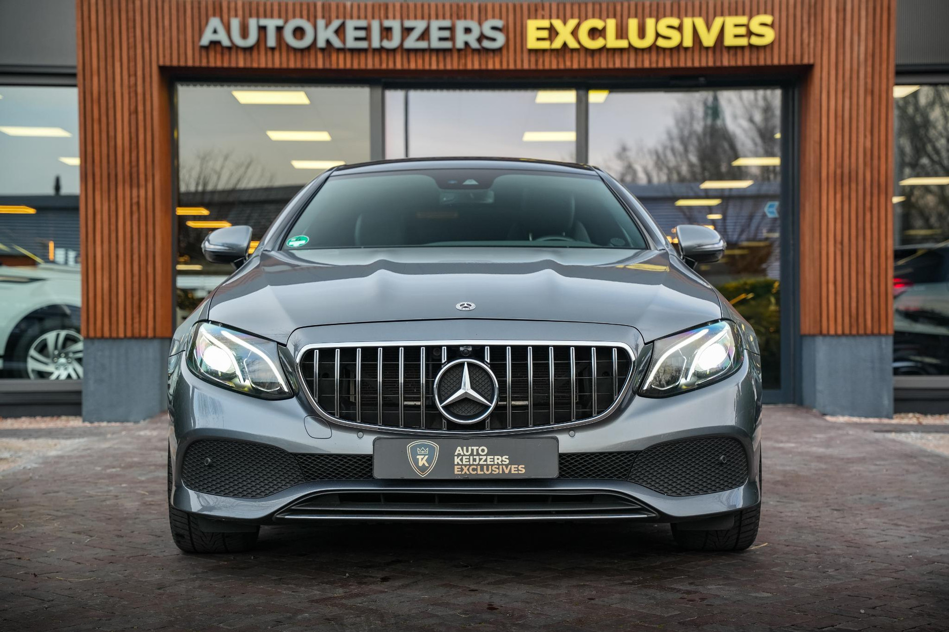 Mercedes-Benz E-Klasse Coupé 200 2018 SELENITE GRAY - METALLIC PAINT (992U) 3