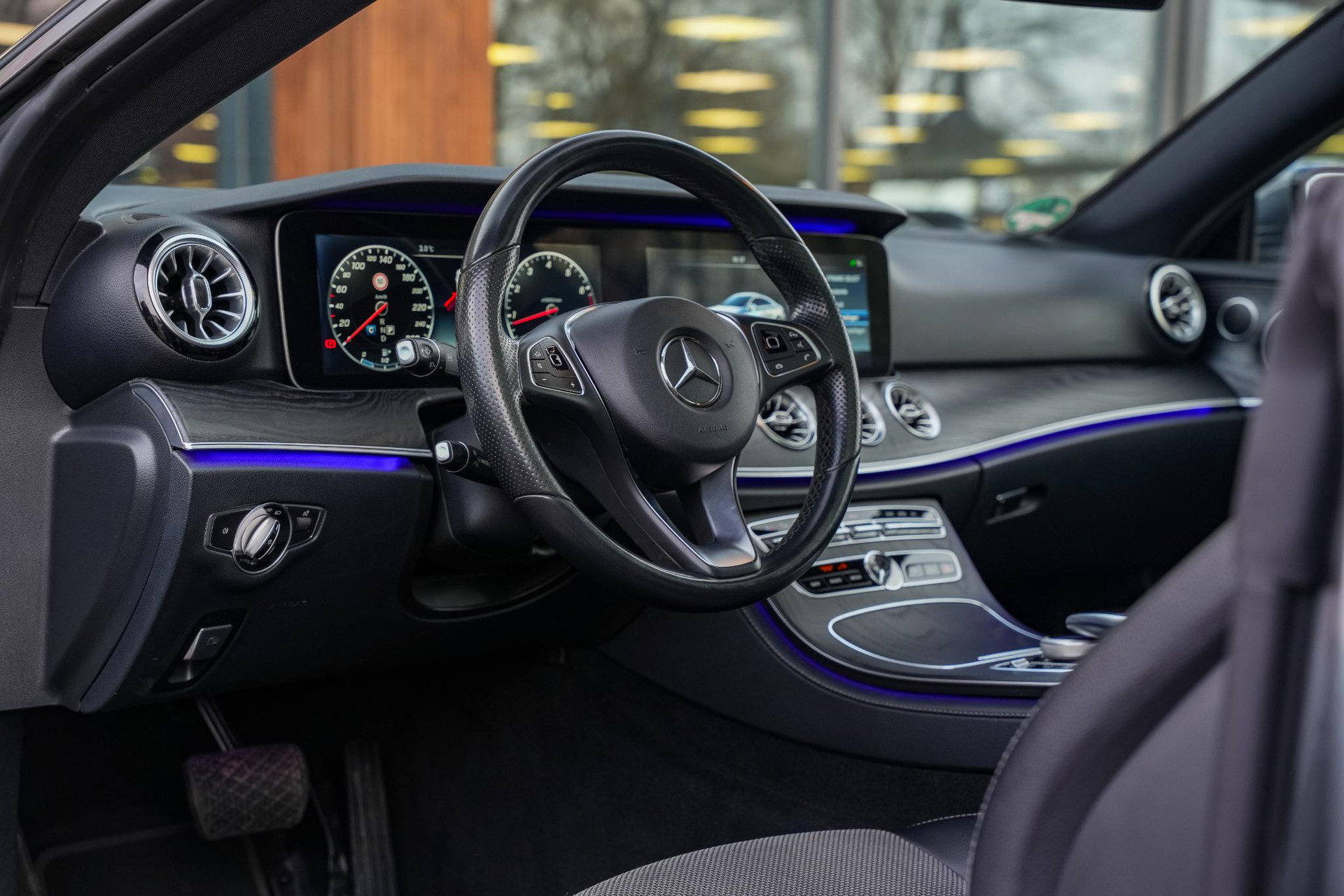 Mercedes-Benz E-Klasse Coupé 200 2018 SELENITE GRAY - METALLIC PAINT (992U) 4