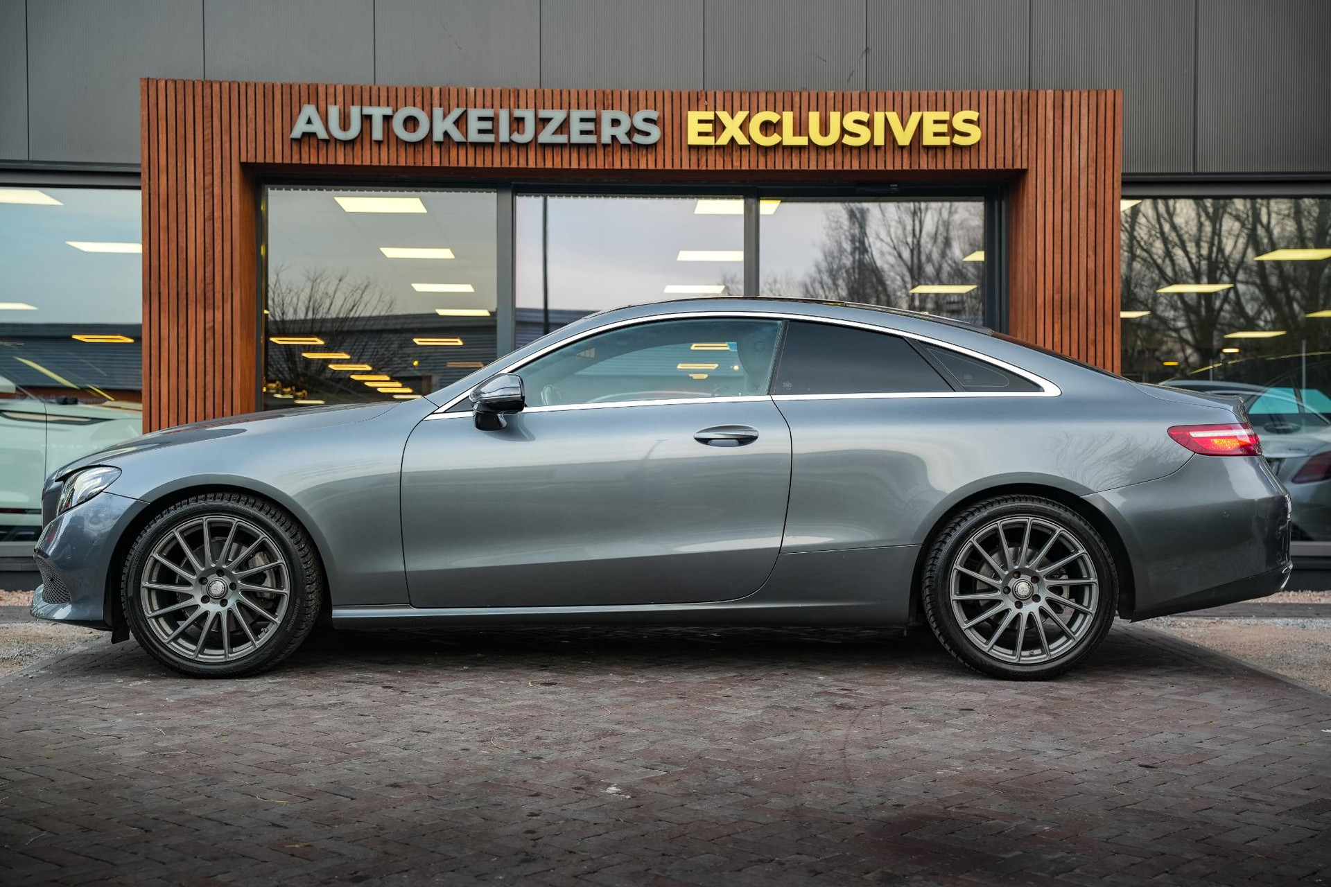 Mercedes-Benz E-Klasse Coupé 200 2018 SELENITE GRAY - METALLIC PAINT (992U) 5