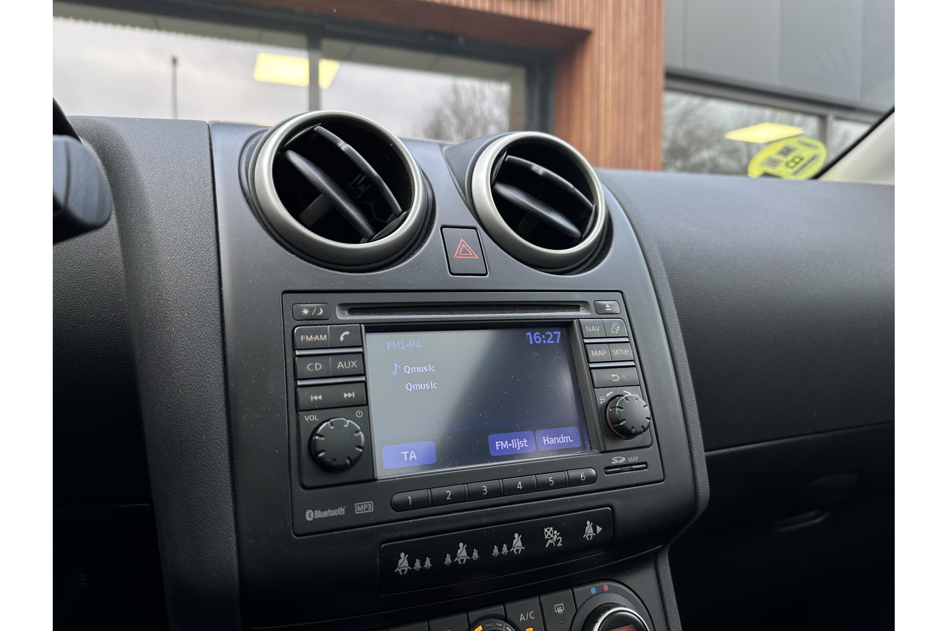 Nissan QASHQAI 2.0 dCi Connect Edition 4WD 2010  17