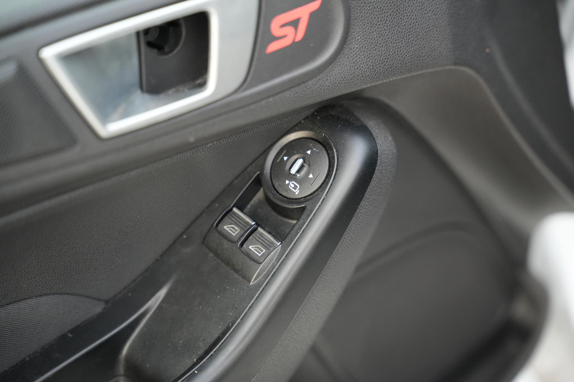 Ford Fiesta 1.6 ST2 2014 Frozen White (Pn3gz) 14