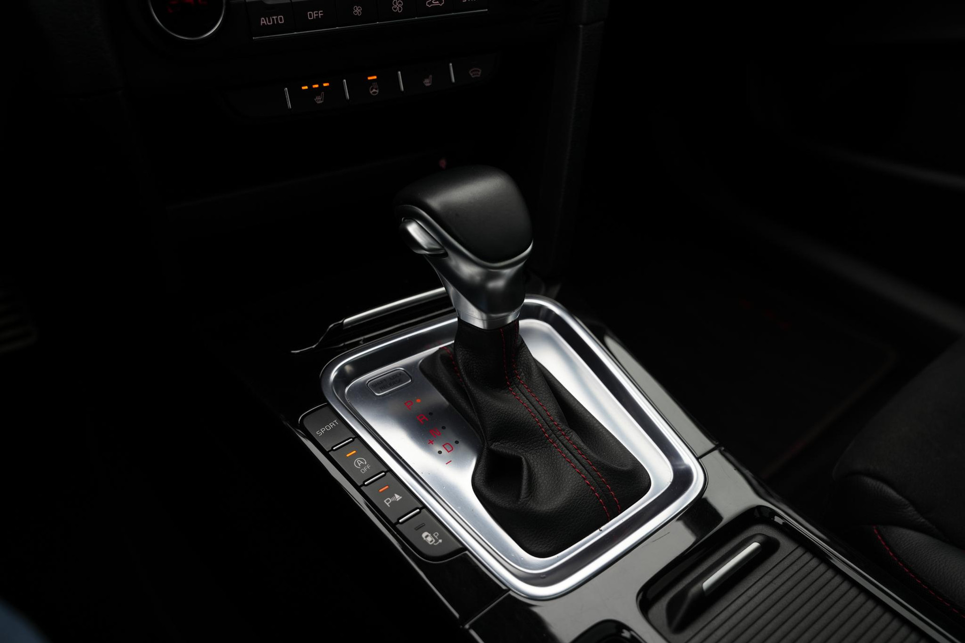 Kia ProCeed 1.6 T-GDi GT 2019 Deluxe White Pearl (HW2) 33