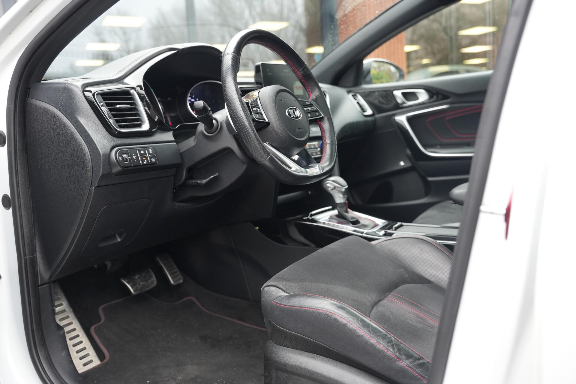 Kia ProCeed 1.6 T-GDi GT 2019 Deluxe White Pearl (HW2) 4