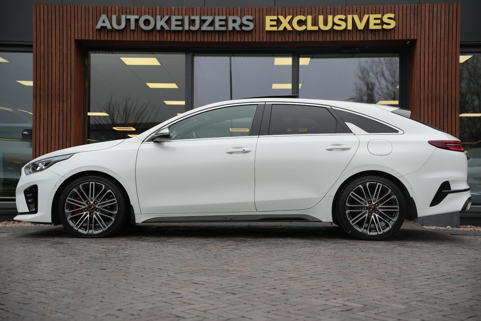 Kia ProCeed 1.6 T-GDi GT 2019 Deluxe White Pearl (HW2) 5