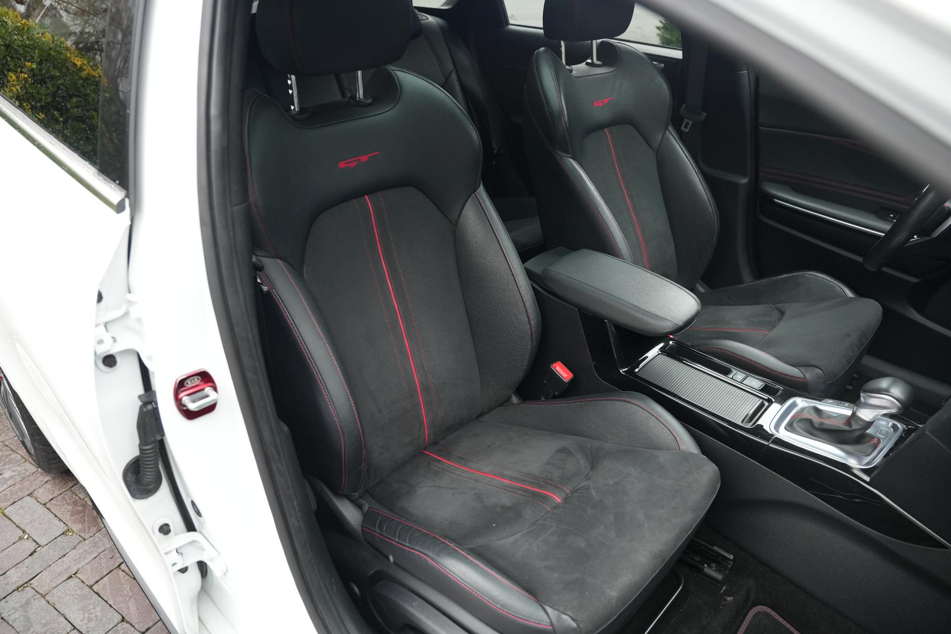 Kia ProCeed 1.6 T-GDi GT 2019 Deluxe White Pearl (HW2) 8