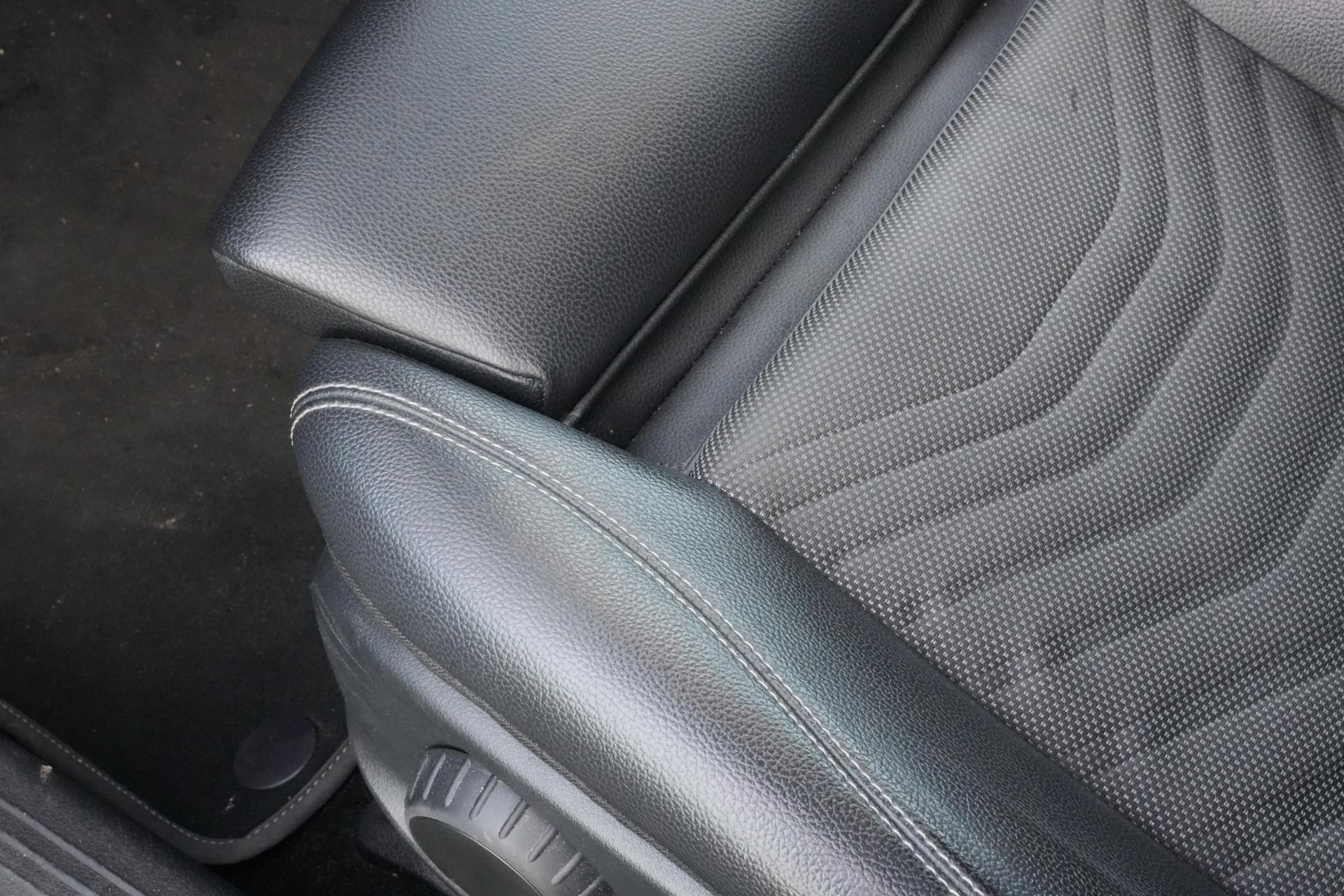 Mercedes-Benz A-Klasse 160 2019 NIGHT BLACK - STANDARD FINISH (696U) 17