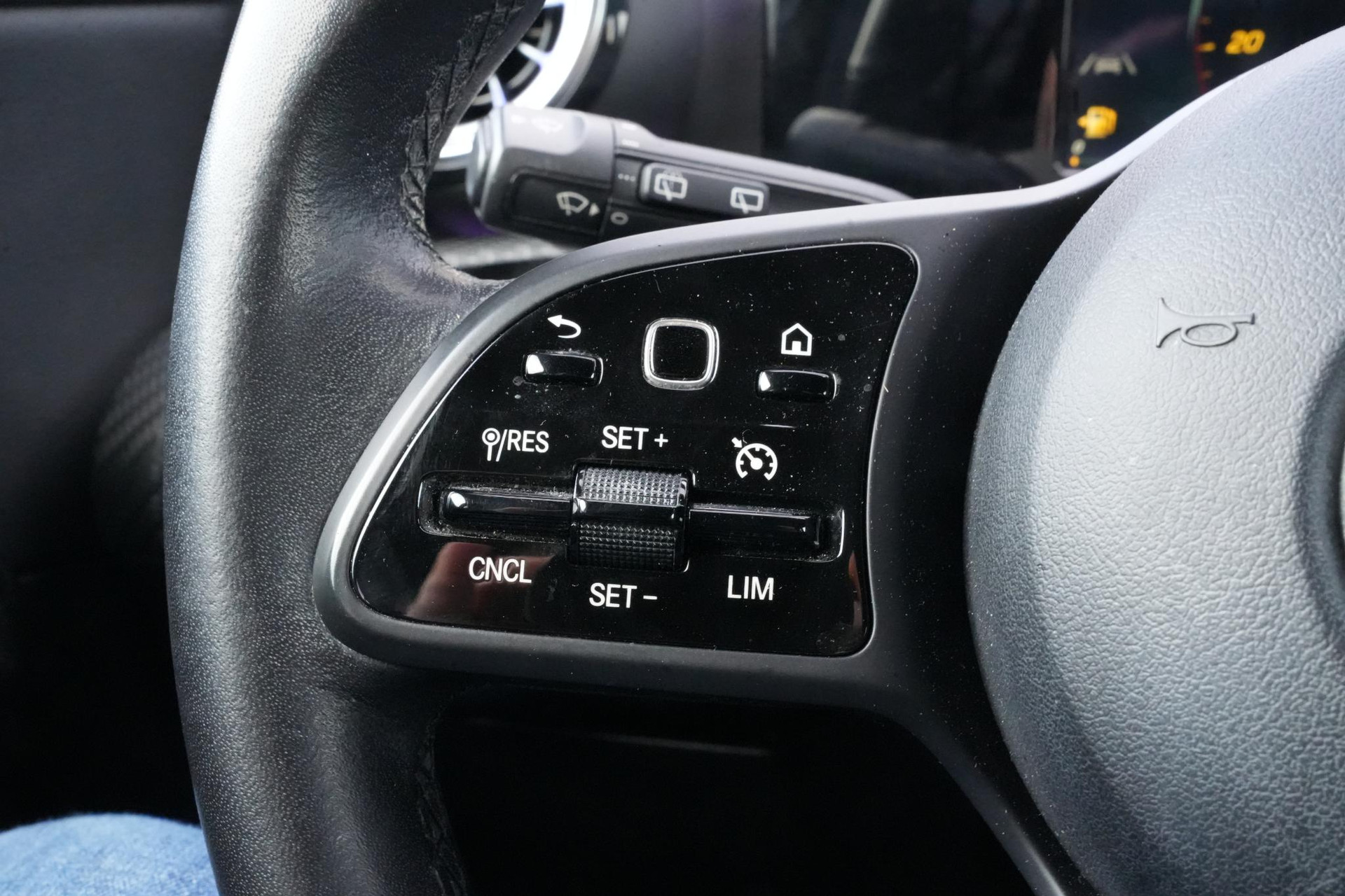 Mercedes-Benz A-Klasse 160 2019 NIGHT BLACK - STANDARD FINISH (696U) 24