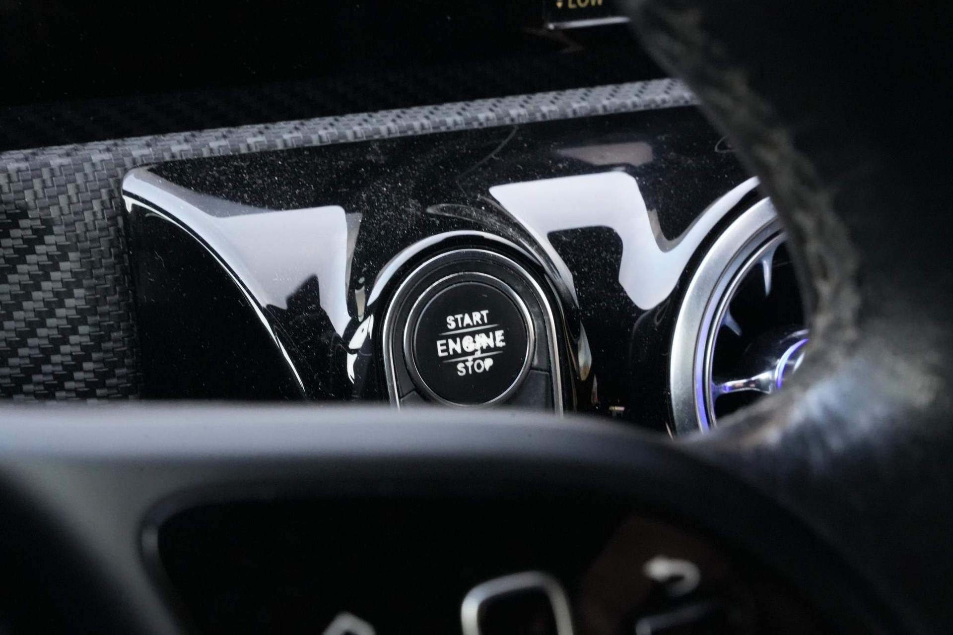 Mercedes-Benz A-Klasse 160 2019 NIGHT BLACK - STANDARD FINISH (696U) 26