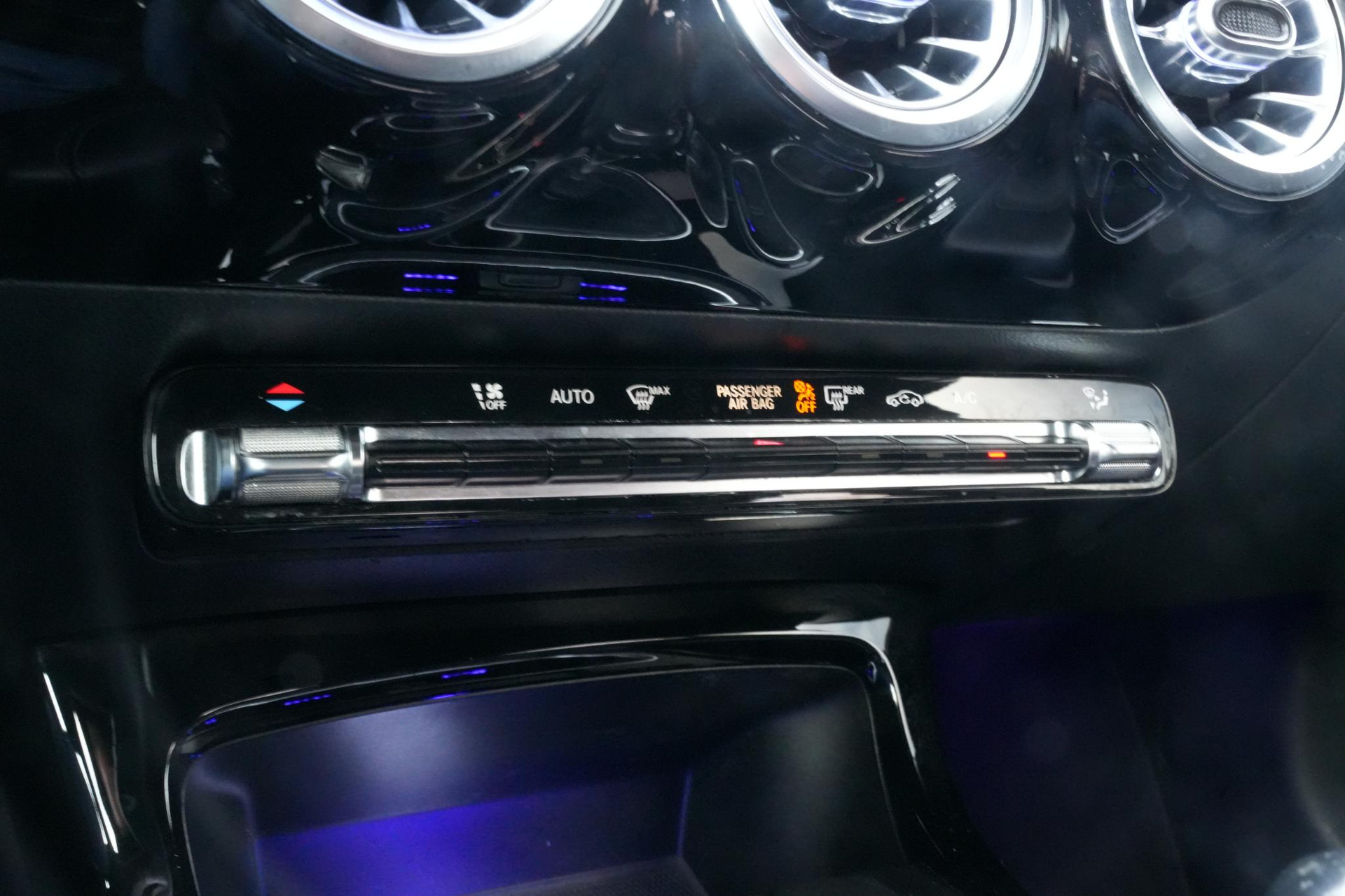 Mercedes-Benz A-Klasse 160 2019 NIGHT BLACK - STANDARD FINISH (696U) 28