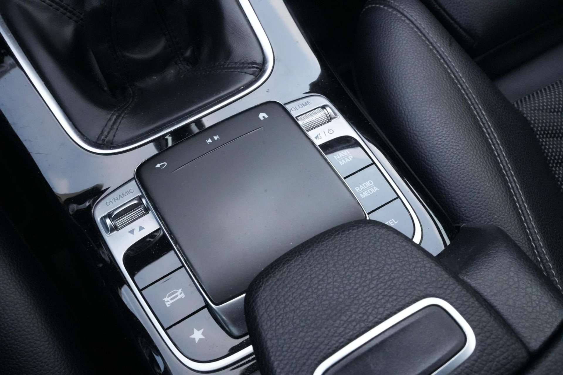 Mercedes-Benz A-Klasse 160 2019 NIGHT BLACK - STANDARD FINISH (696U) 30