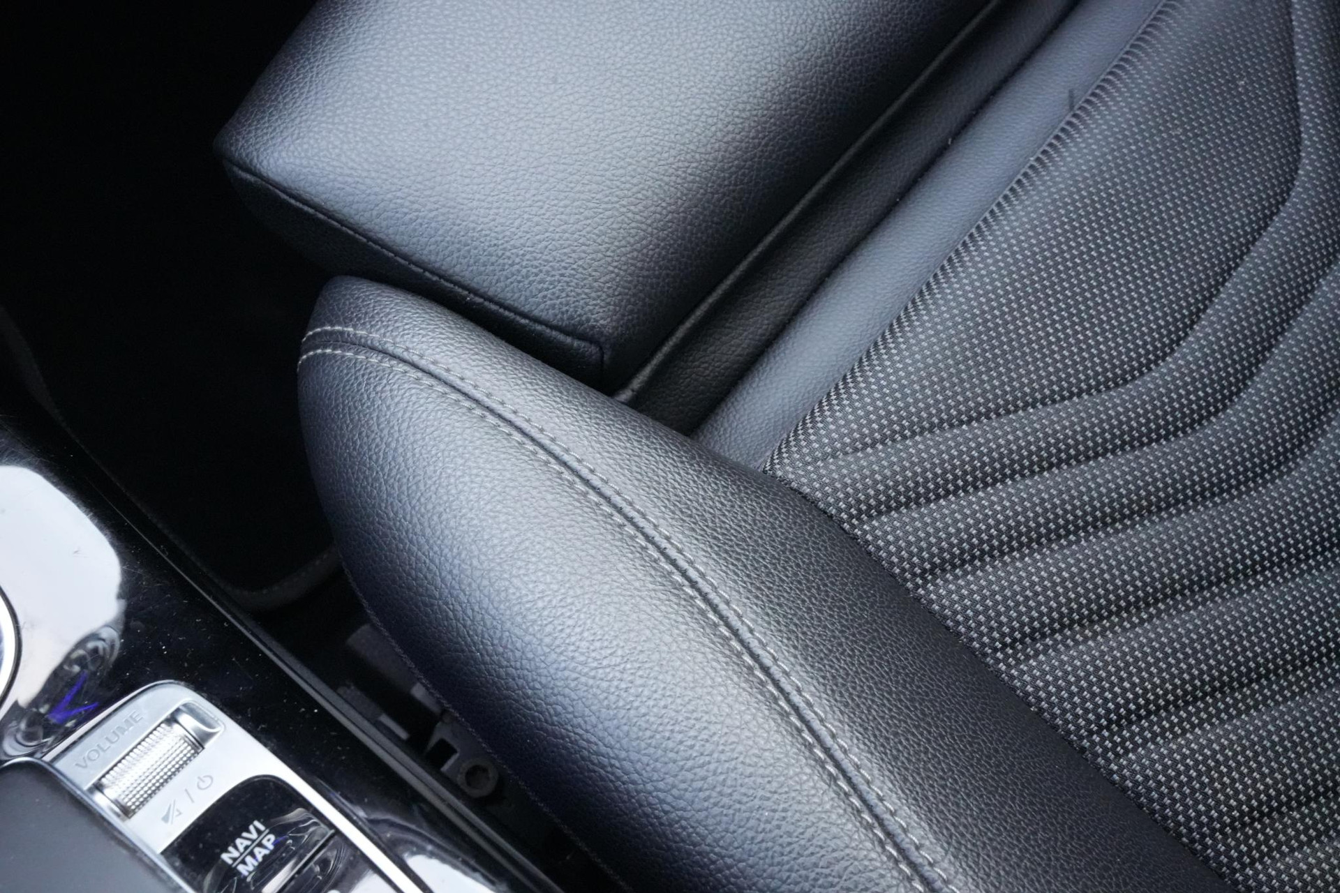 Mercedes-Benz A-Klasse 160 2019 NIGHT BLACK - STANDARD FINISH (696U) 31