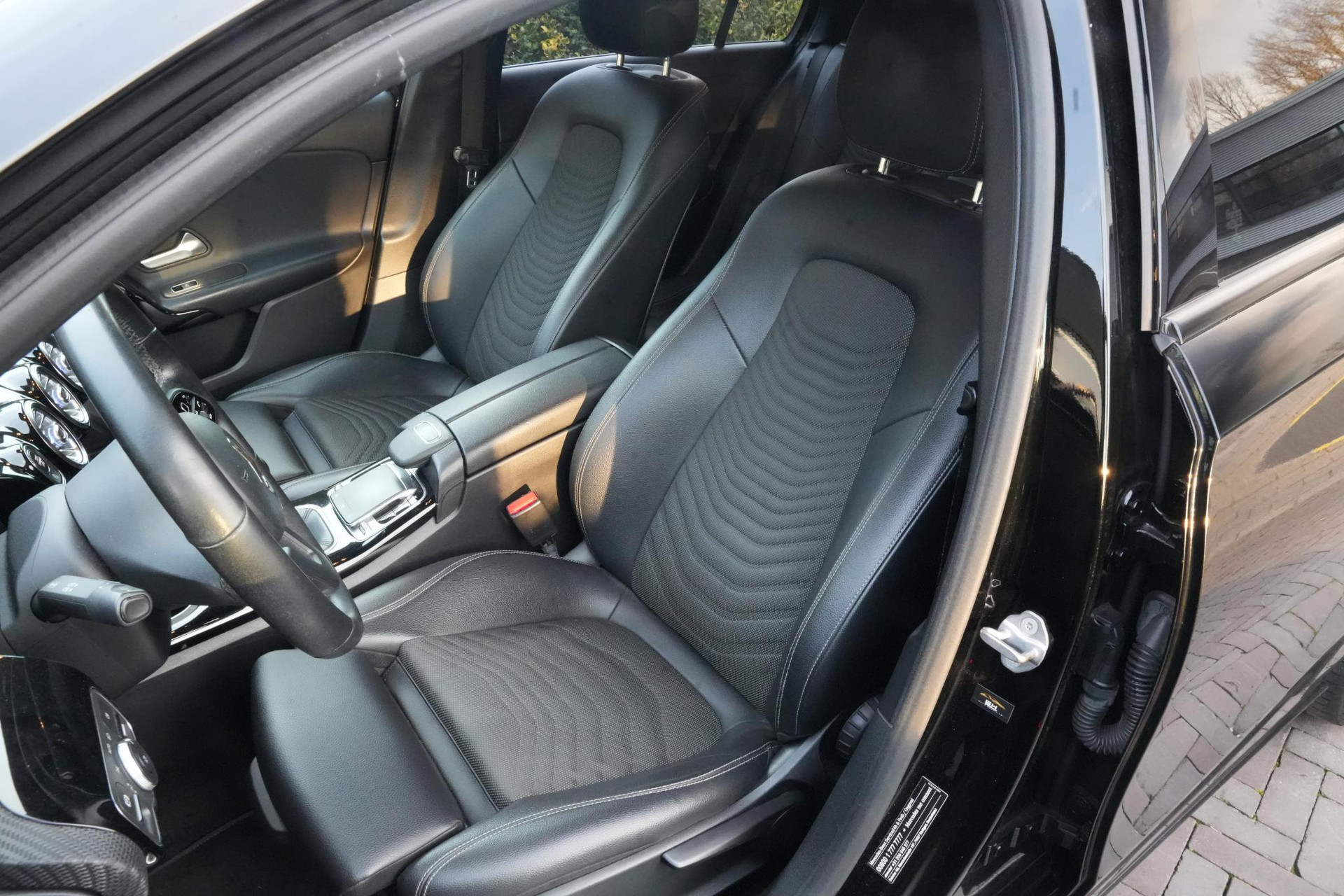 Mercedes-Benz A-Klasse 160 2019 NIGHT BLACK - STANDARD FINISH (696U) 4