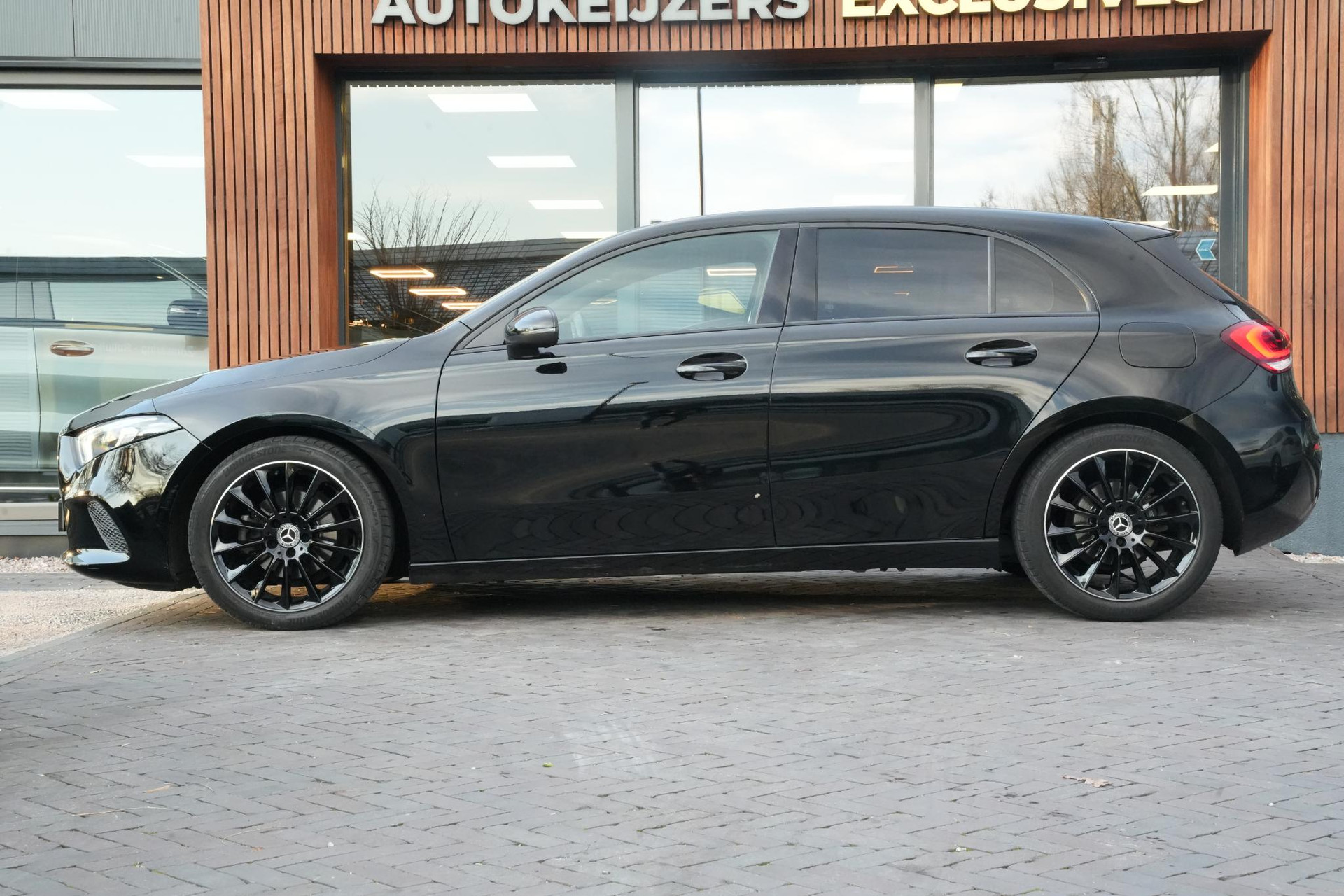 Mercedes-Benz A-Klasse 160 2019 NIGHT BLACK - STANDARD FINISH (696U) 5