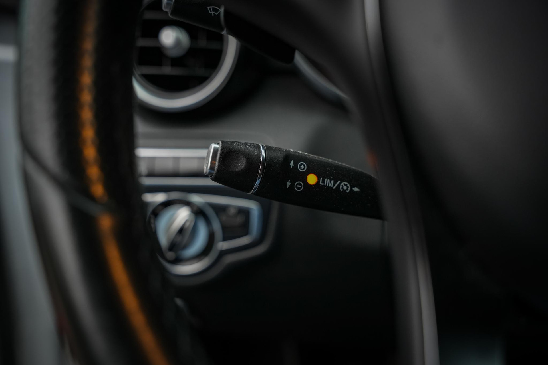 Mercedes-Benz C-Klasse 180 Prestige Edition C 2014 IRIDIUM SILVER - METALLIC FINISH (775U) 18