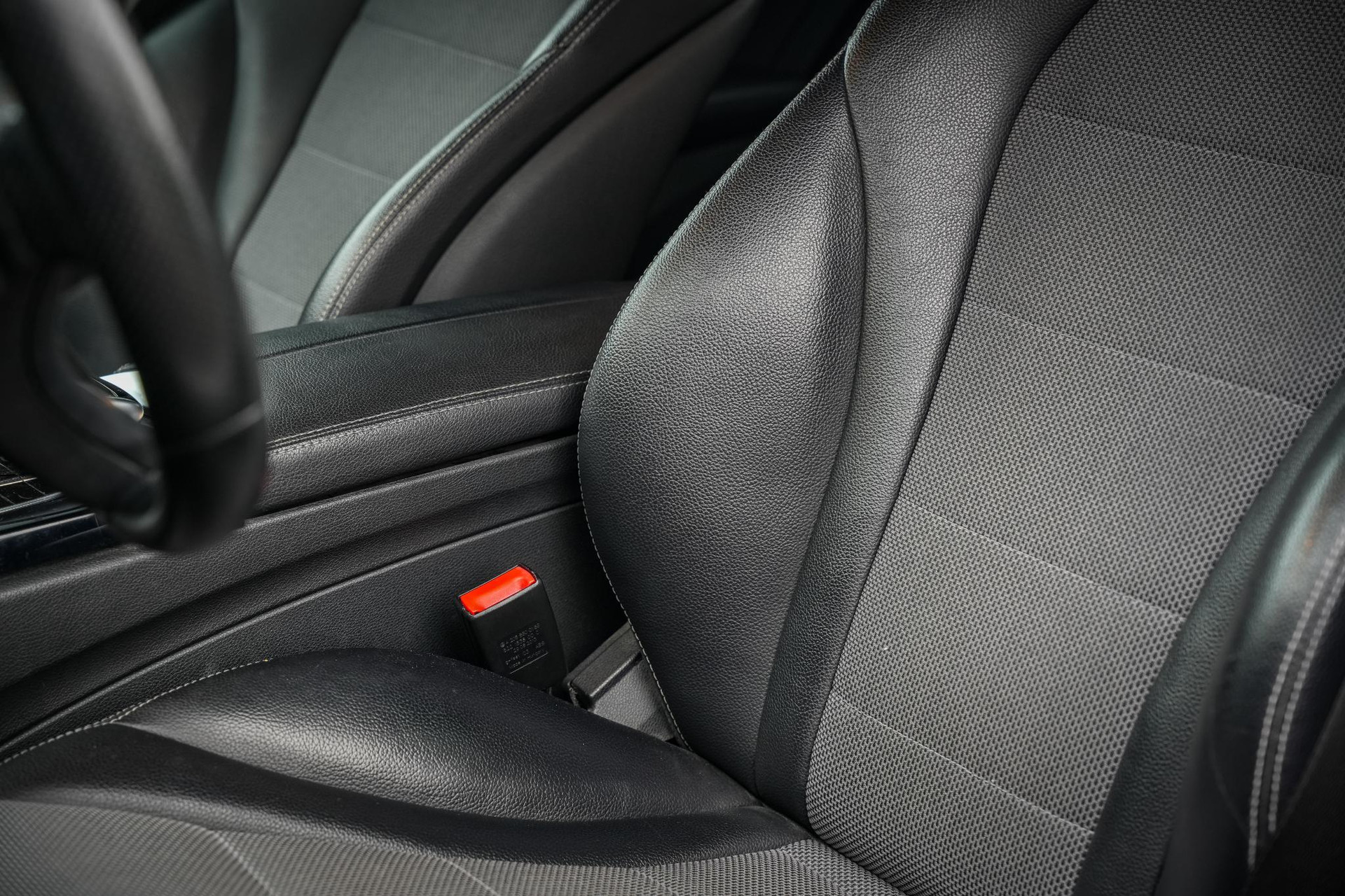 Mercedes-Benz C-Klasse 180 Prestige Edition C 2014 IRIDIUM SILVER - METALLIC FINISH (775U) 23