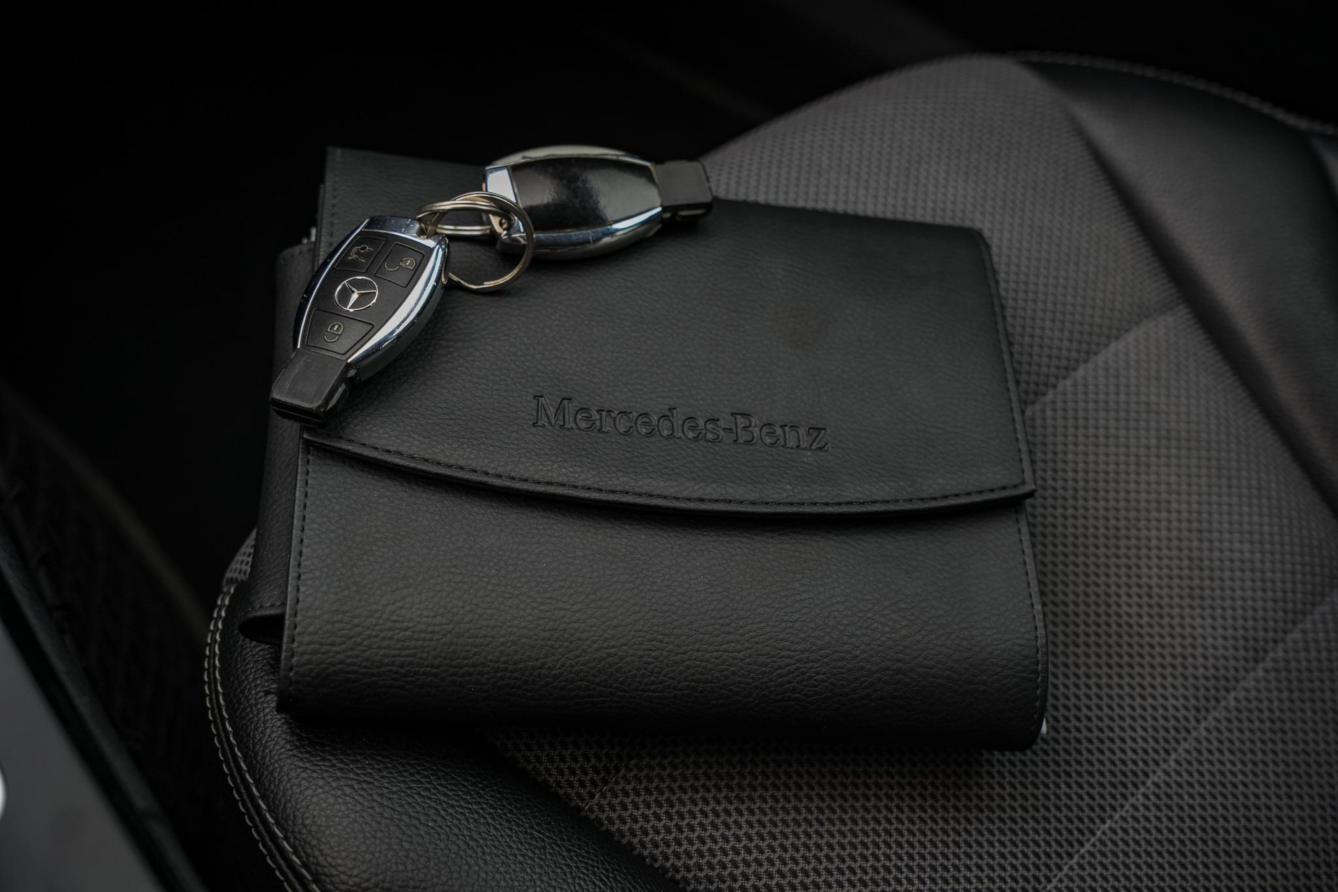 Mercedes-Benz C-Klasse 180 Prestige Edition C 2014 IRIDIUM SILVER - METALLIC FINISH (775U) 31