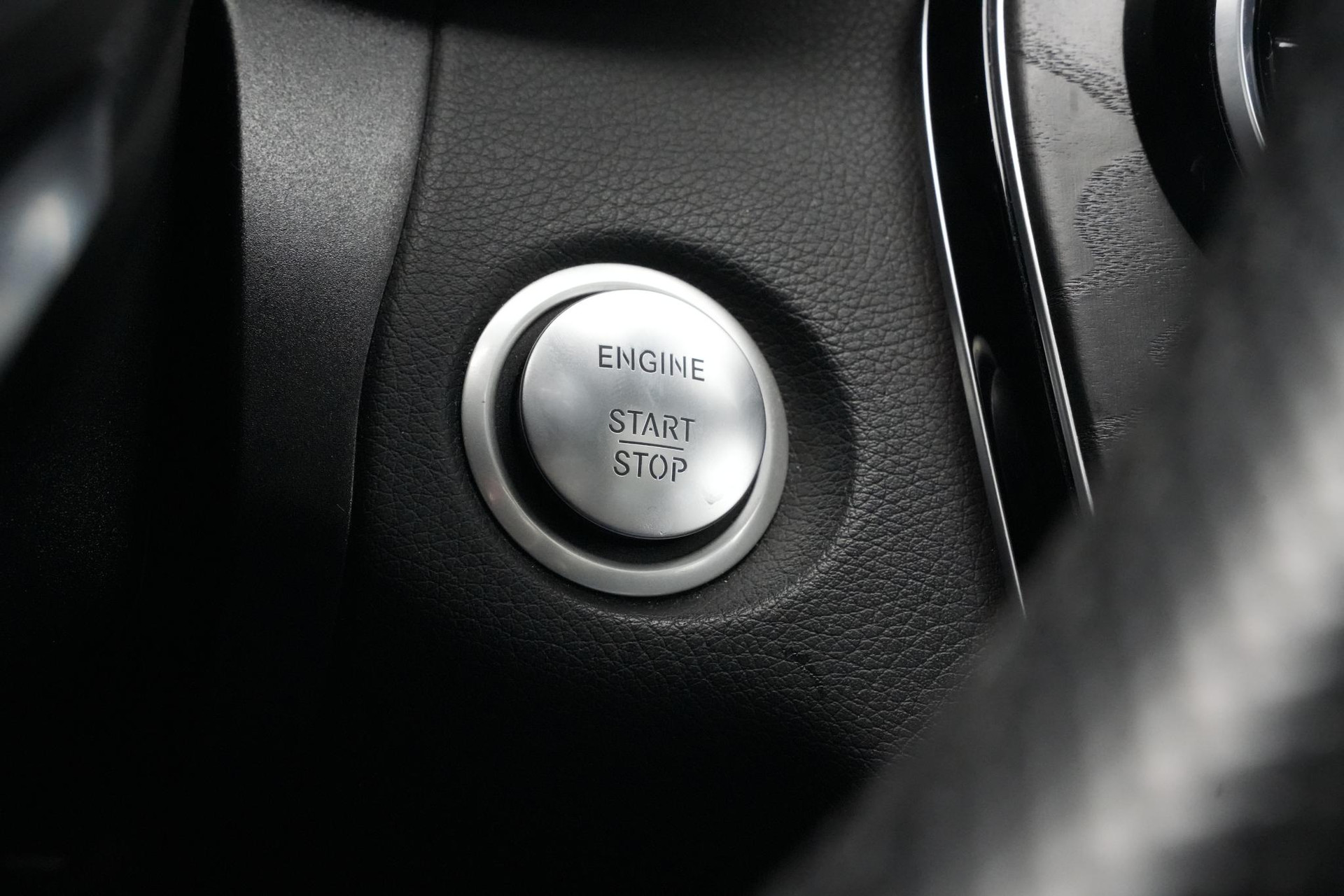 Mercedes-Benz C-Klasse 350 e 2018 SELENITE GRAY - METALLIC PAINT (992U) 30