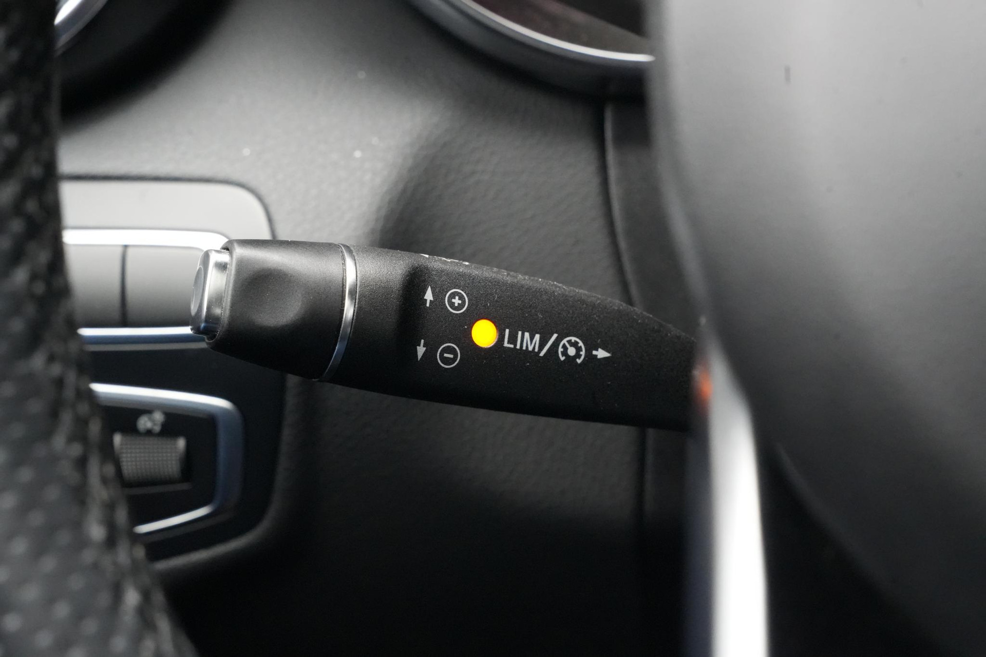 Mercedes-Benz C-Klasse 350 e 2018 SELENITE GRAY - METALLIC PAINT (992U) 39