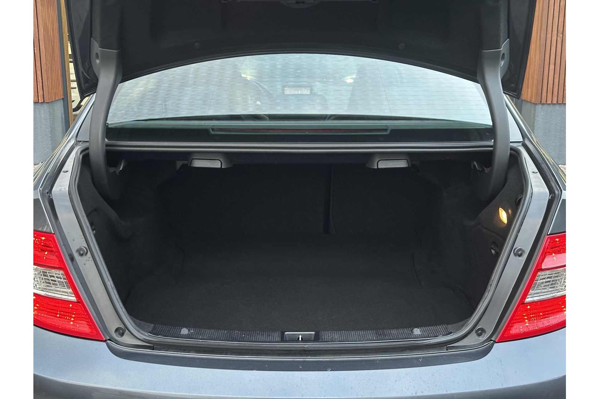 Mercedes-Benz C-Klasse AMG 63 2008 TENORITE GRAY METALLIC PAINT (755U) 37