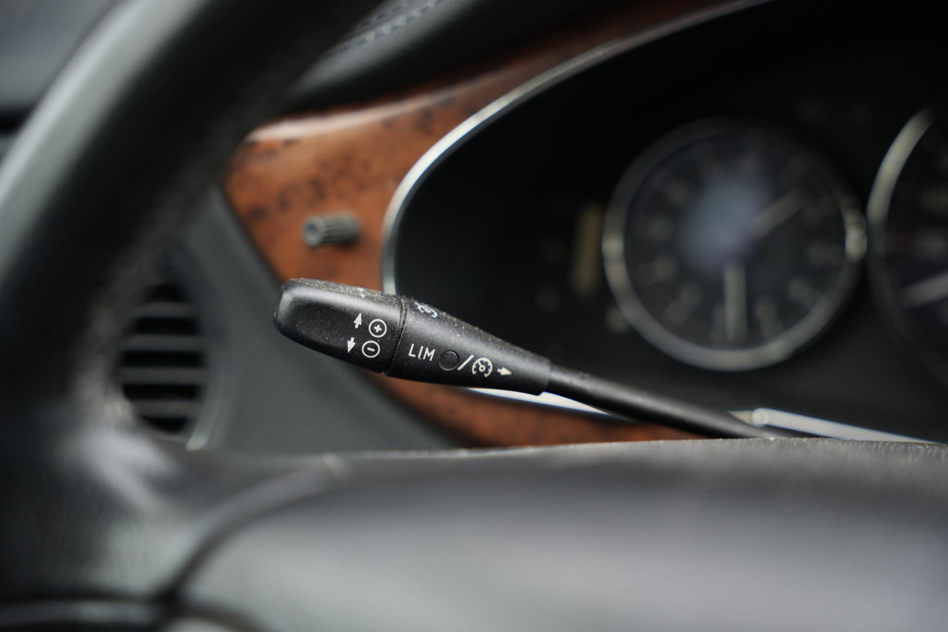 Mercedes-Benz CLS-Klasse 350 2005 IRIDIUM SILVER - METALLIC FINISH (775U) 23