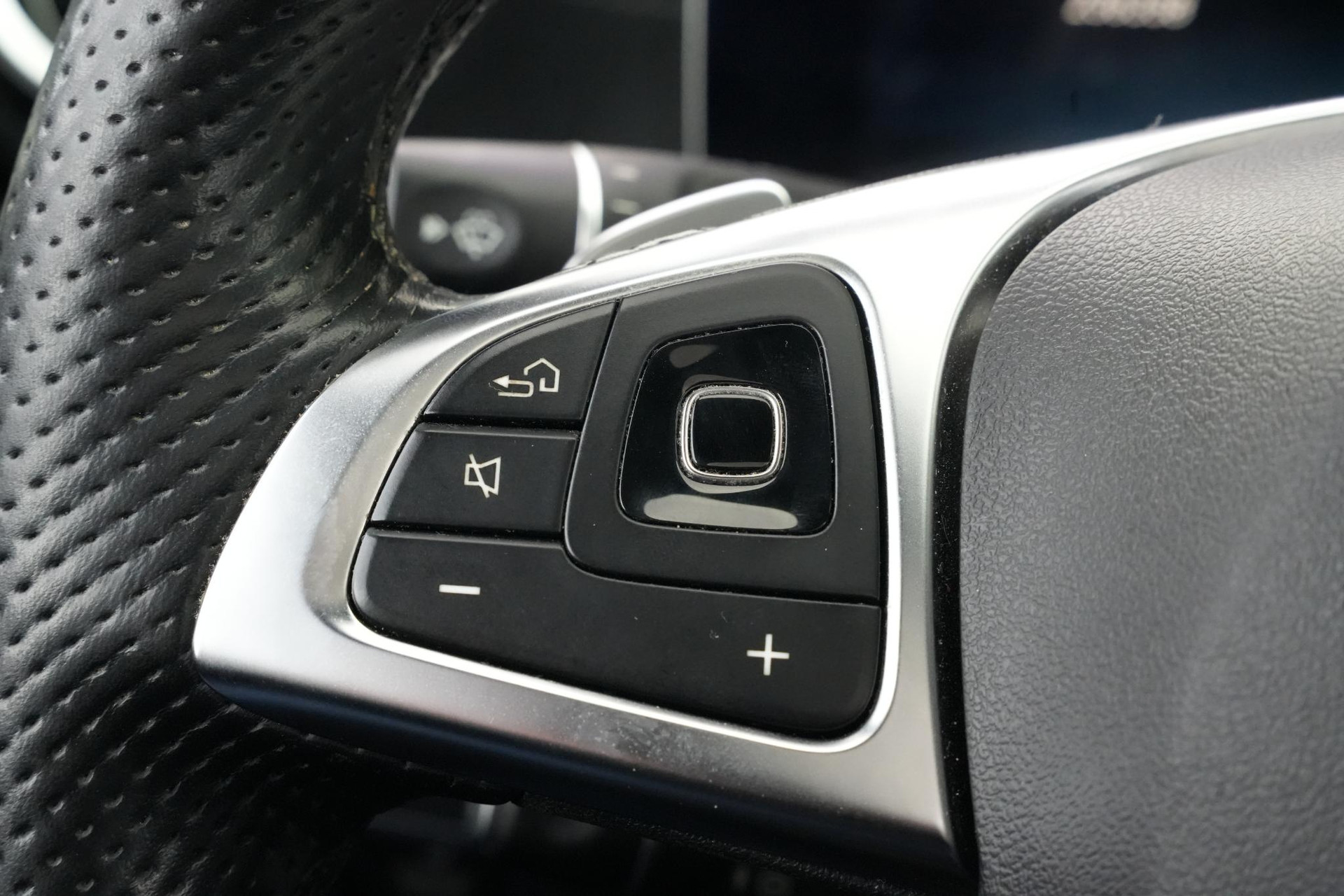 Mercedes-Benz E-Klasse 220 d Business Solution AMG 2018 SELENITE GRAY - METALLIC PAINT (992U) 29