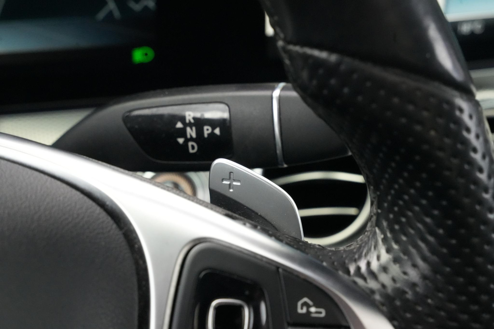 Mercedes-Benz E-Klasse 220 d Business Solution AMG 2018 SELENITE GRAY - METALLIC PAINT (992U) 31