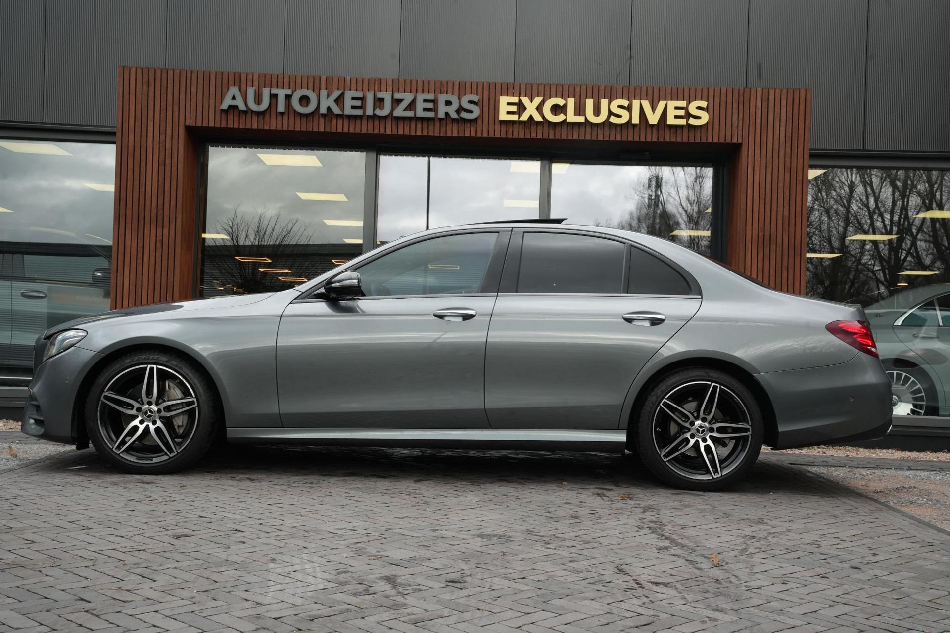 Mercedes-Benz E-Klasse 220 d Business Solution AMG 2018 SELENITE GRAY - METALLIC PAINT (992U) 5