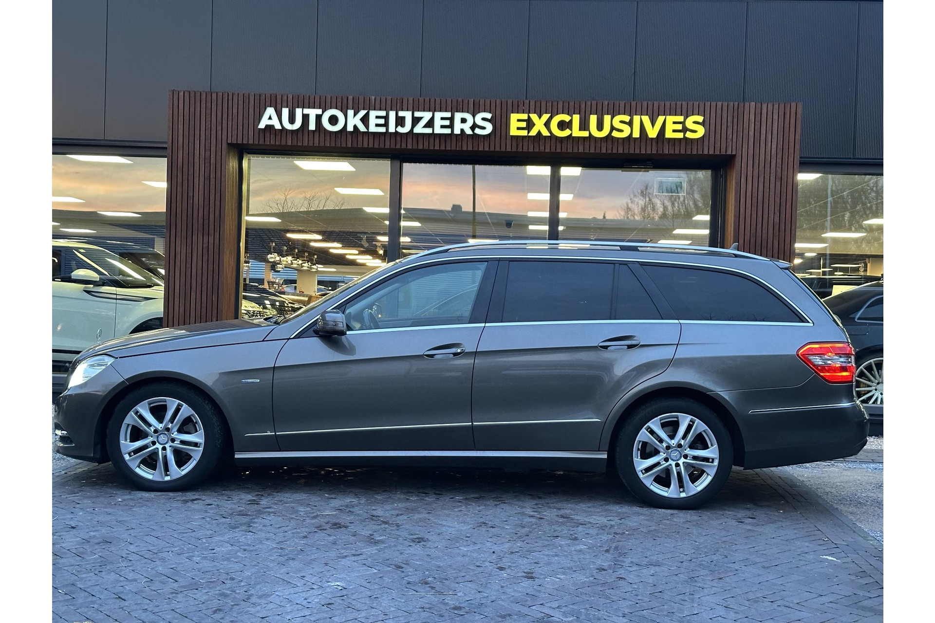 Mercedes-Benz E-Klasse Estate 220 CDI Business Class Avantgarde 2011 INDIUM GRAY METALLIC FINISH (963U) 3