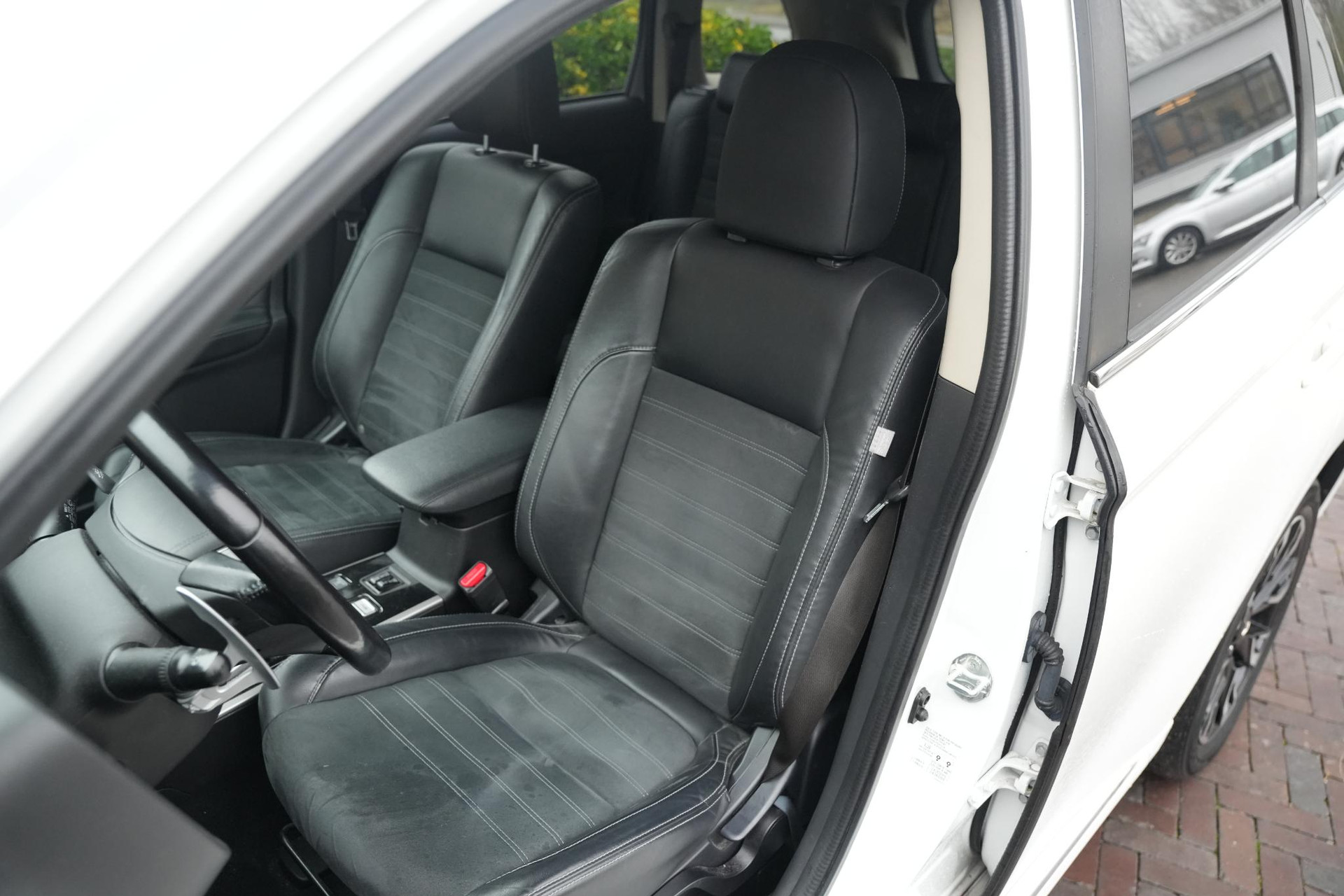 Mitsubishi Outlander 2.0 PHEV Premium 2016 Silky white p 11