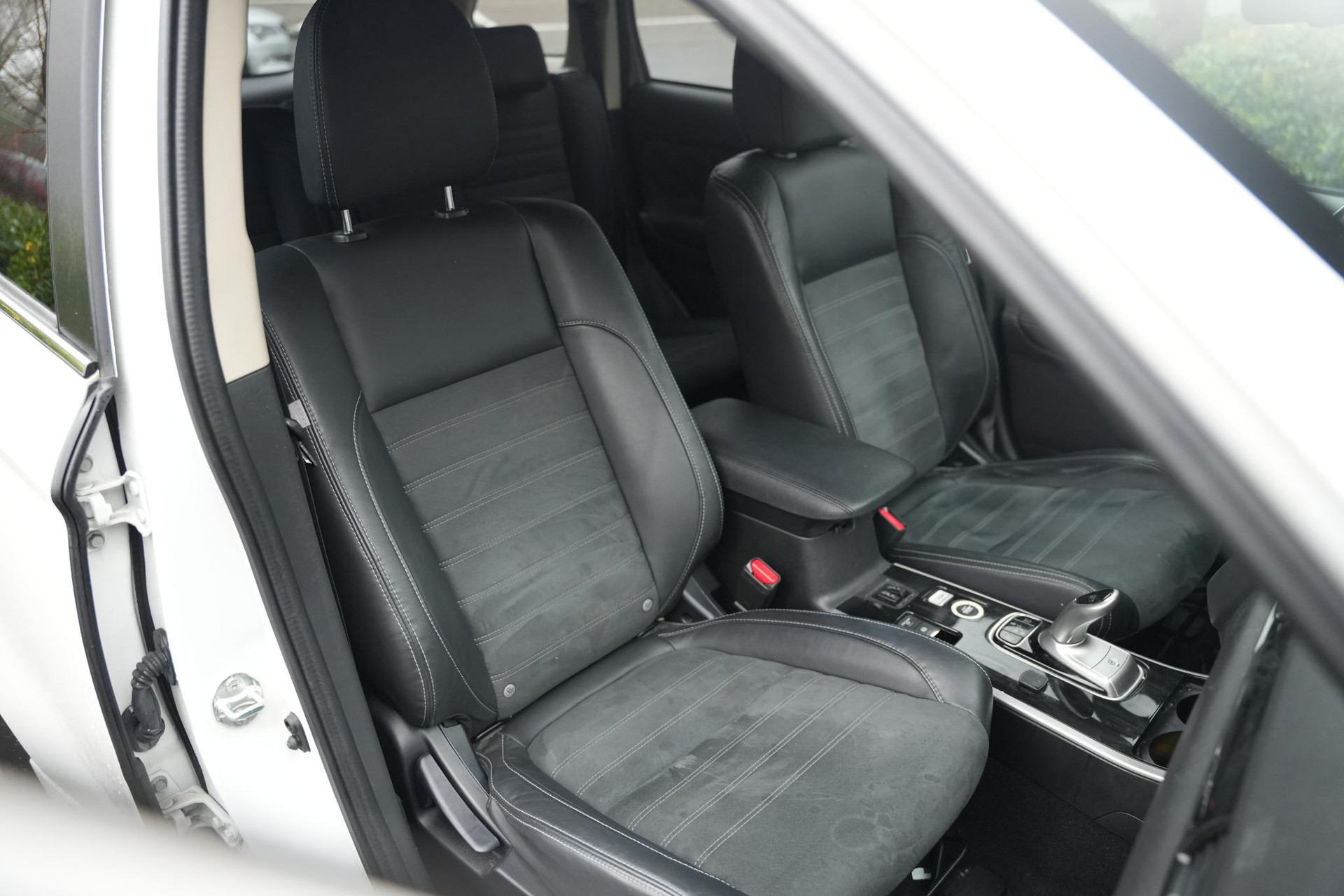 Mitsubishi Outlander 2.0 PHEV Premium 2016 Silky white p 13