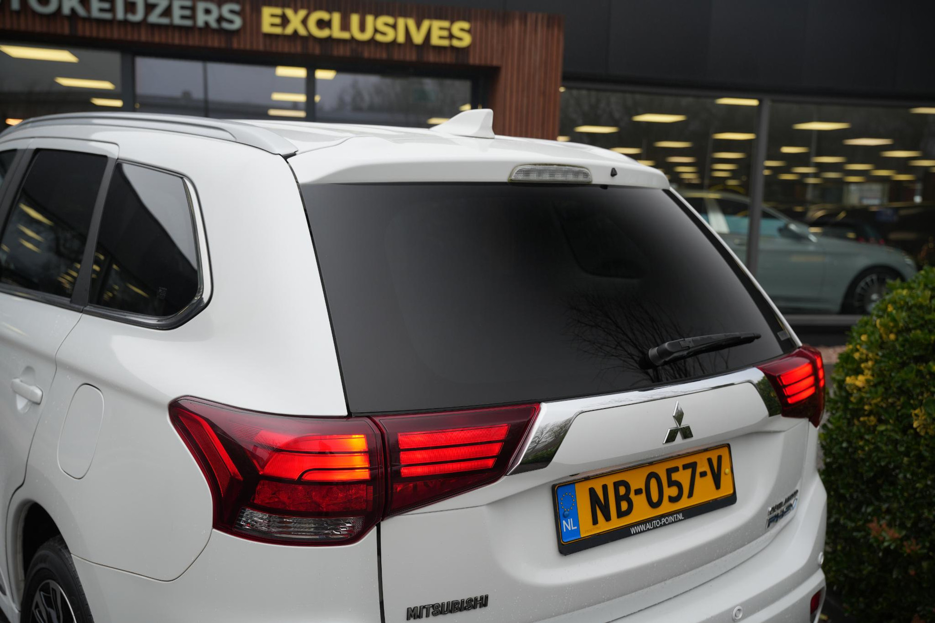 Mitsubishi Outlander 2.0 PHEV Premium 2016 Silky white p 14