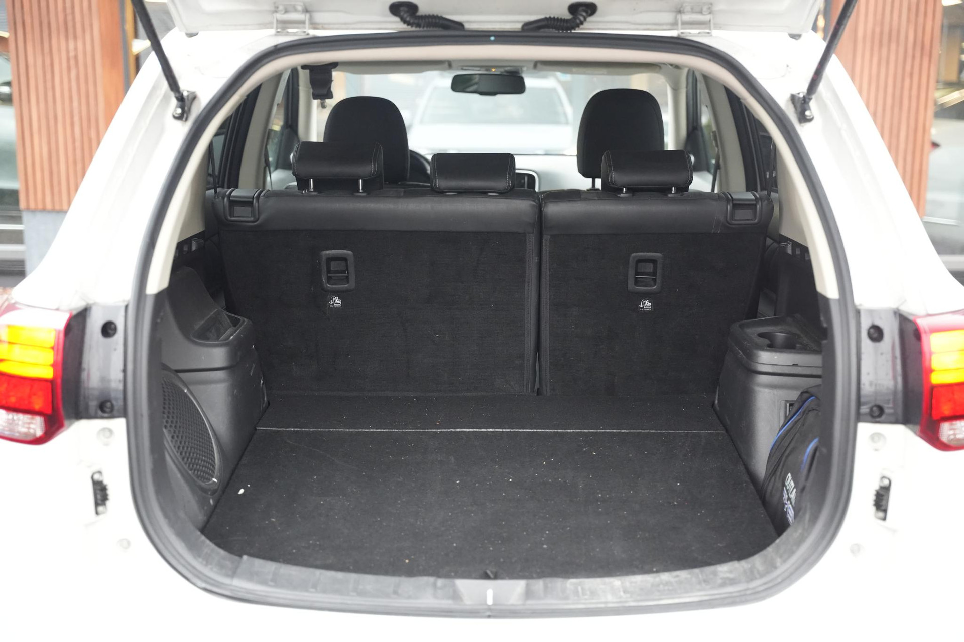 Mitsubishi Outlander 2.0 PHEV Premium 2016 Silky white p 16