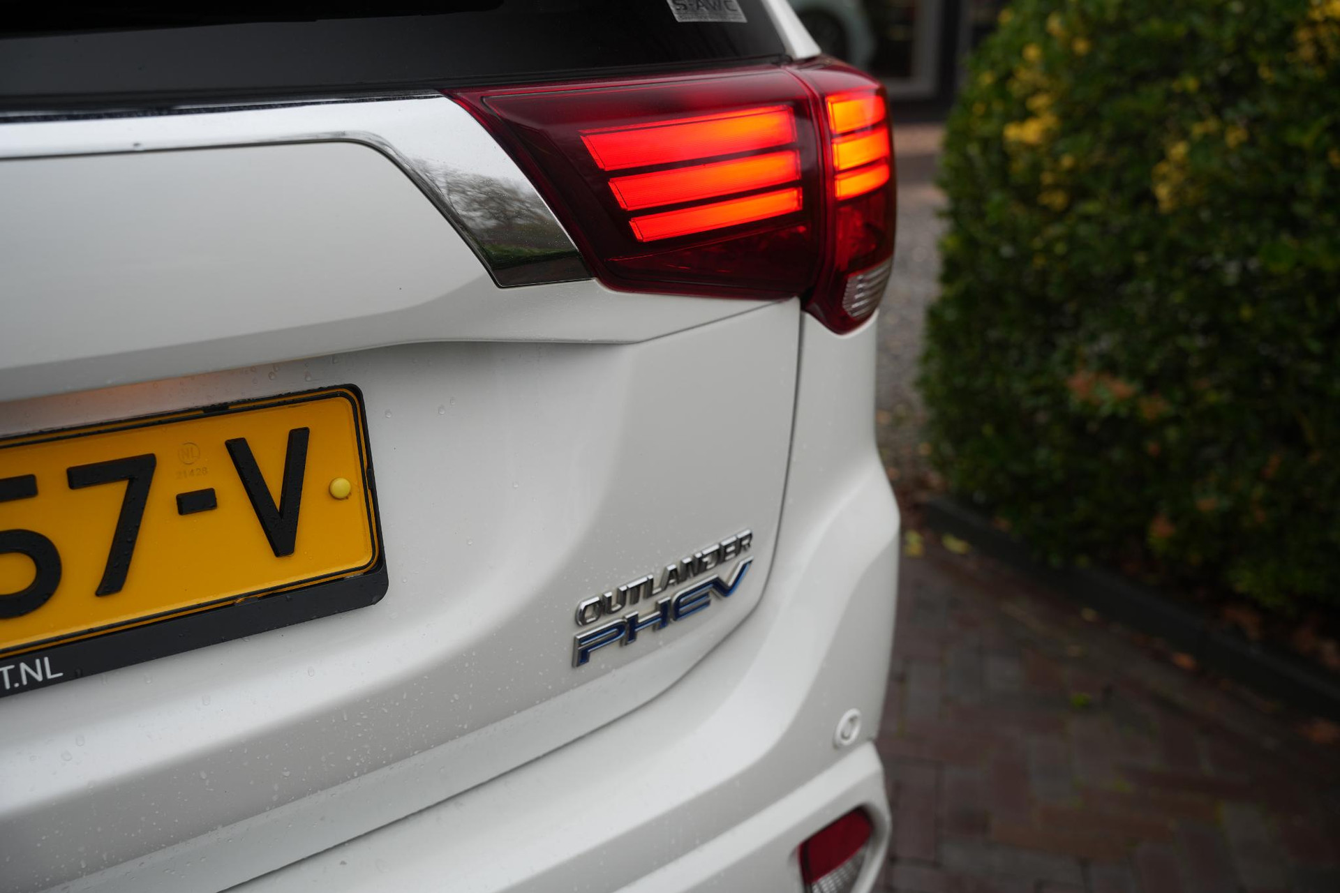 Mitsubishi Outlander 2.0 PHEV Premium 2016 Silky white p 18