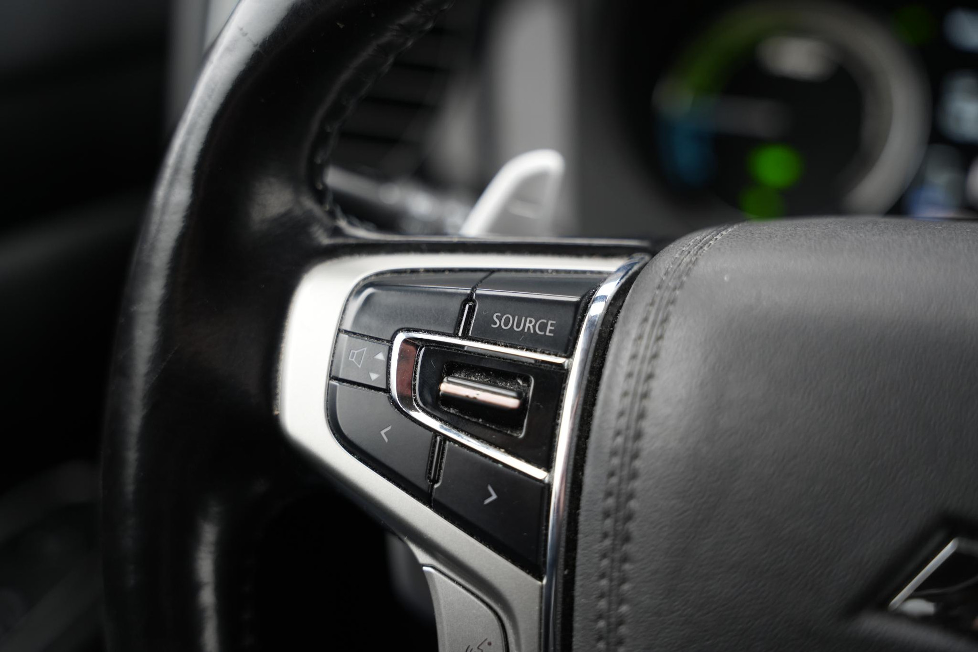 Mitsubishi Outlander 2.0 PHEV Premium 2016 Silky white p 24