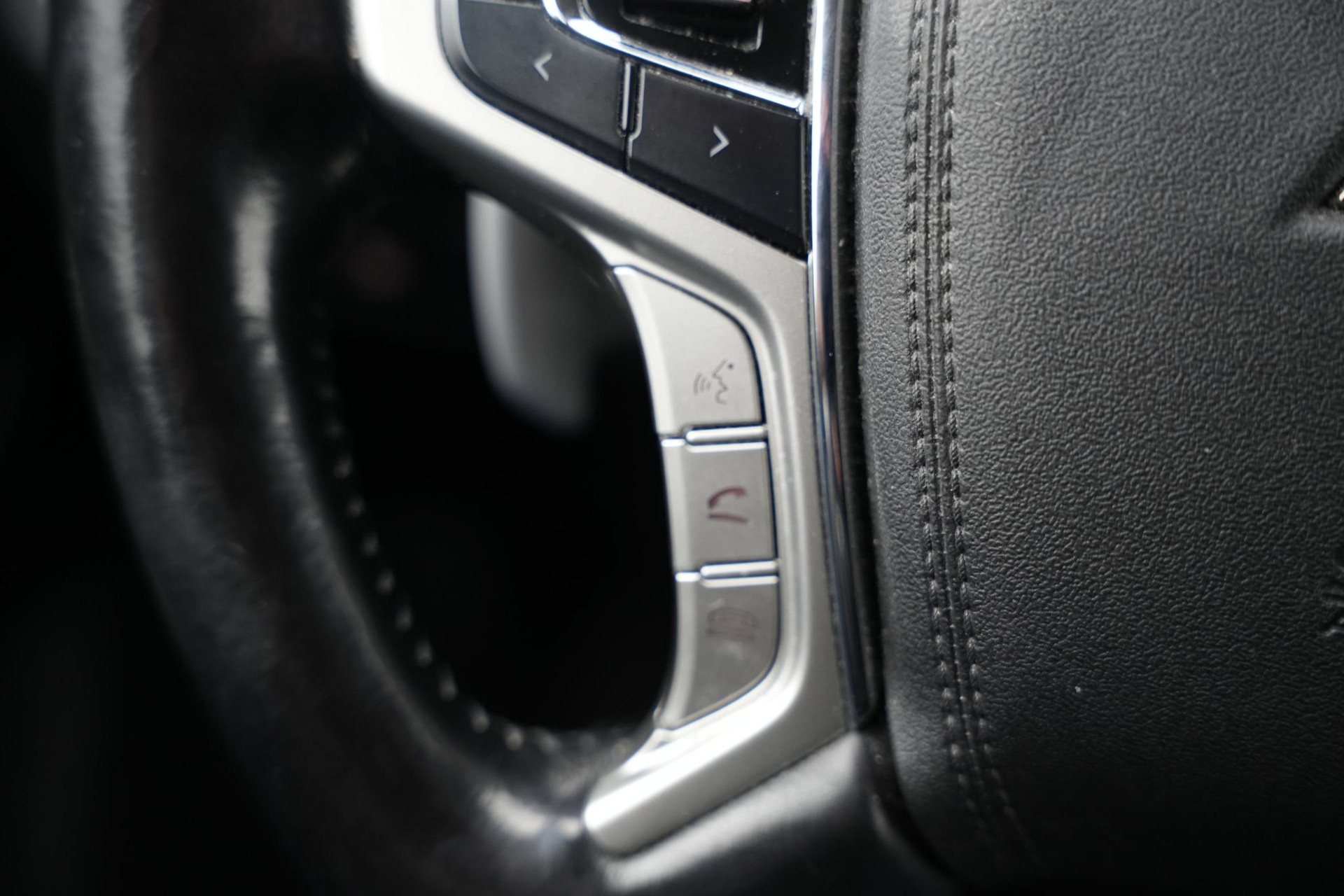 Mitsubishi Outlander 2.0 PHEV Premium 2016 Silky white p 25