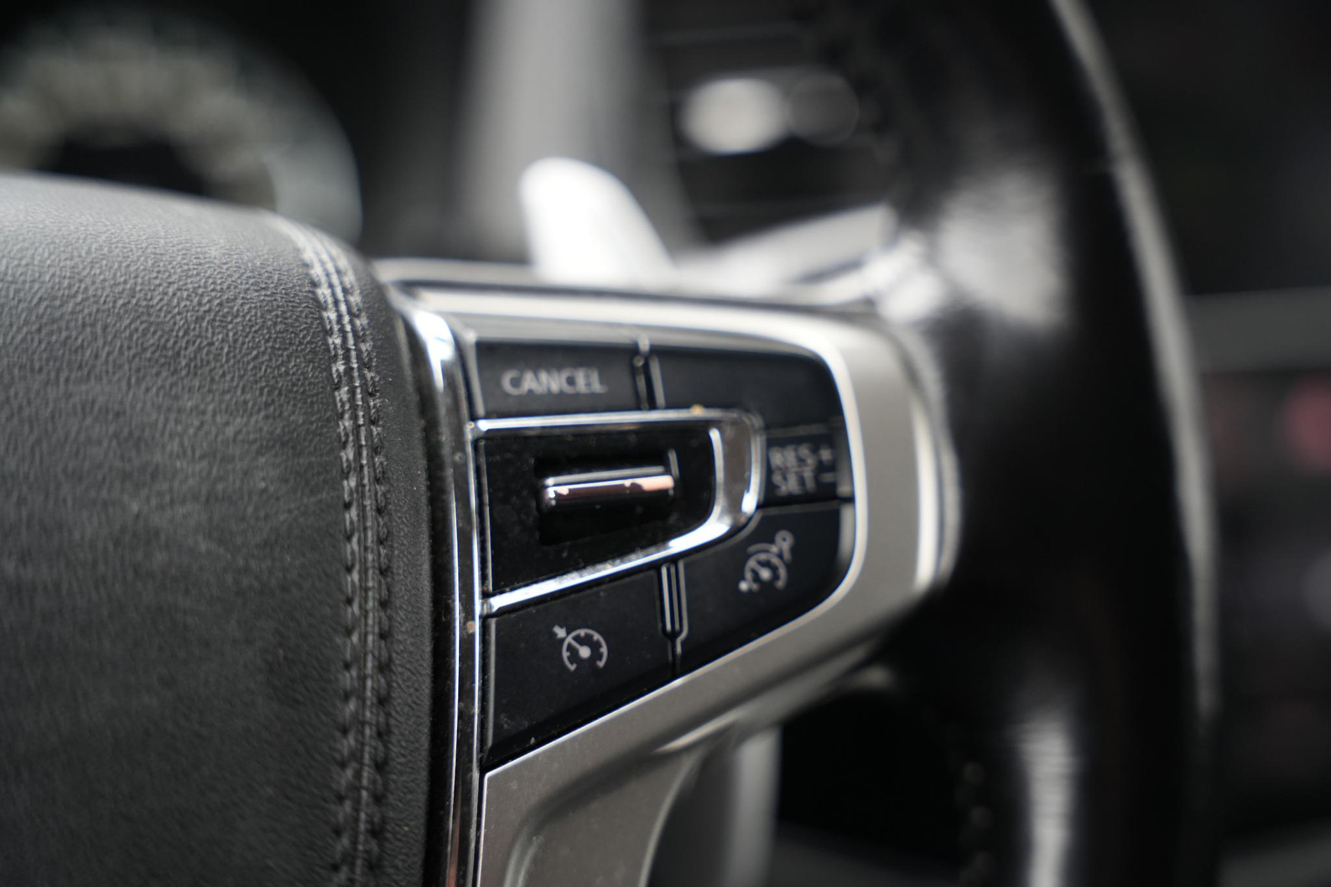 Mitsubishi Outlander 2.0 PHEV Premium 2016 Silky white p 26