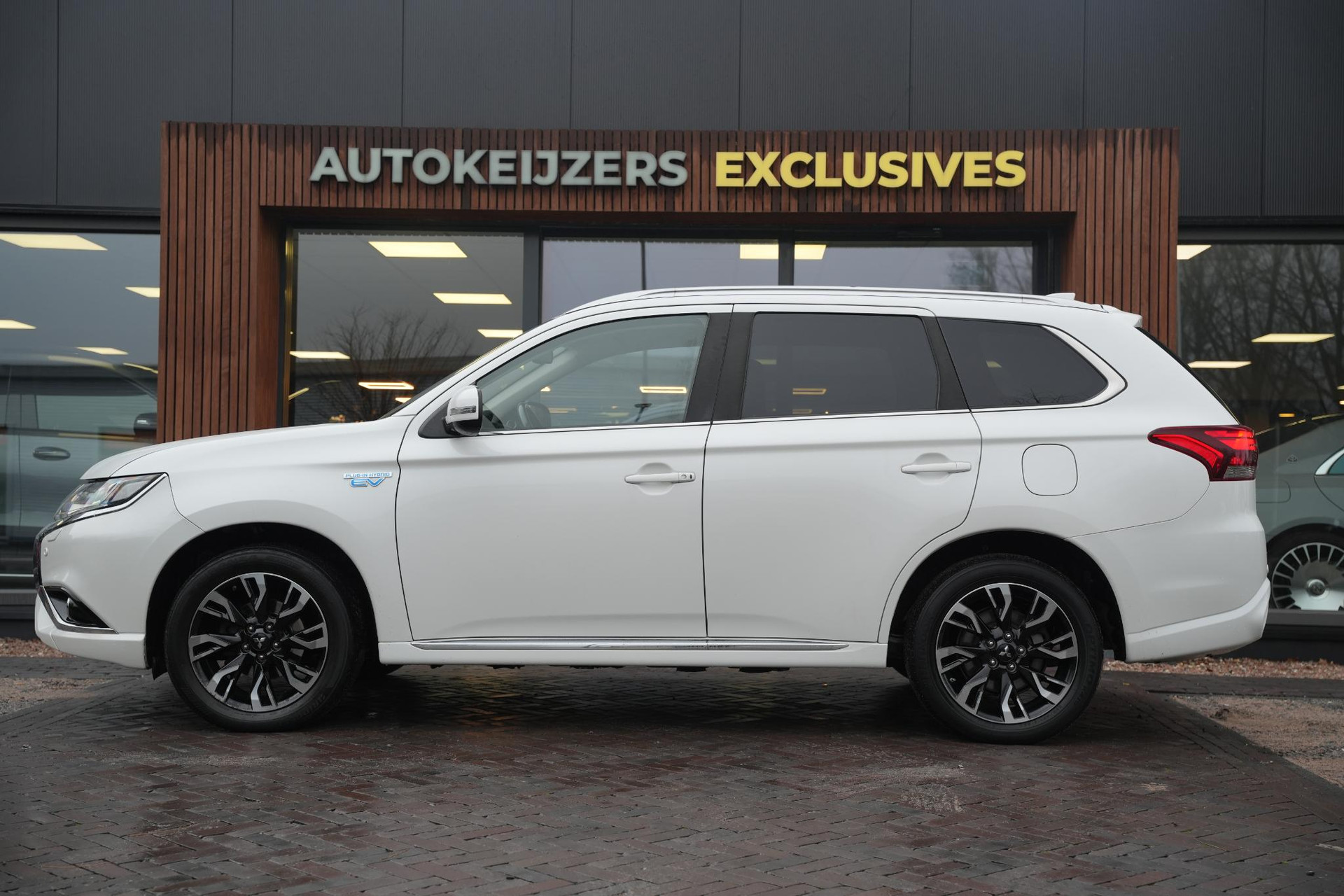 Mitsubishi Outlander 2.0 PHEV Premium 2016 Silky white p 3