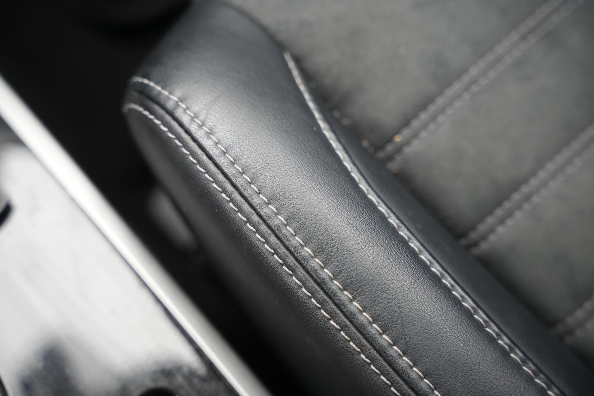 Mitsubishi Outlander 2.0 PHEV Premium 2016 Silky white p 36