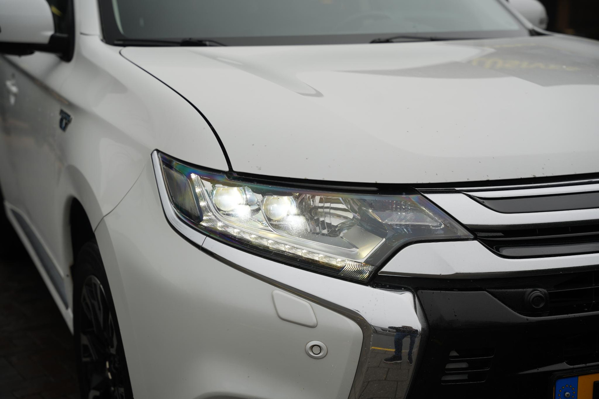 Mitsubishi Outlander 2.0 PHEV Premium 2016 Silky white p 38