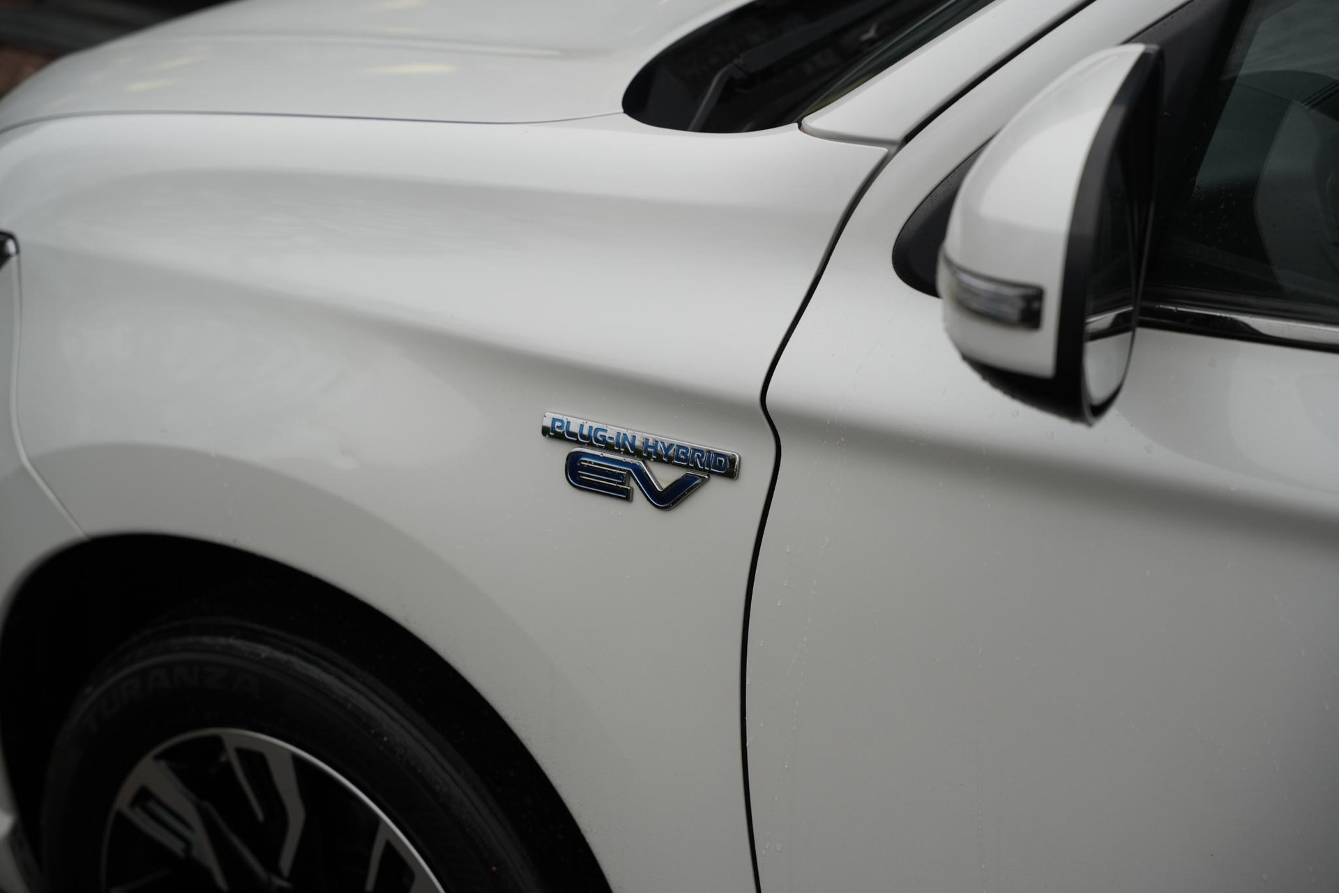 Mitsubishi Outlander 2.0 PHEV Premium 2016 Silky white p 4