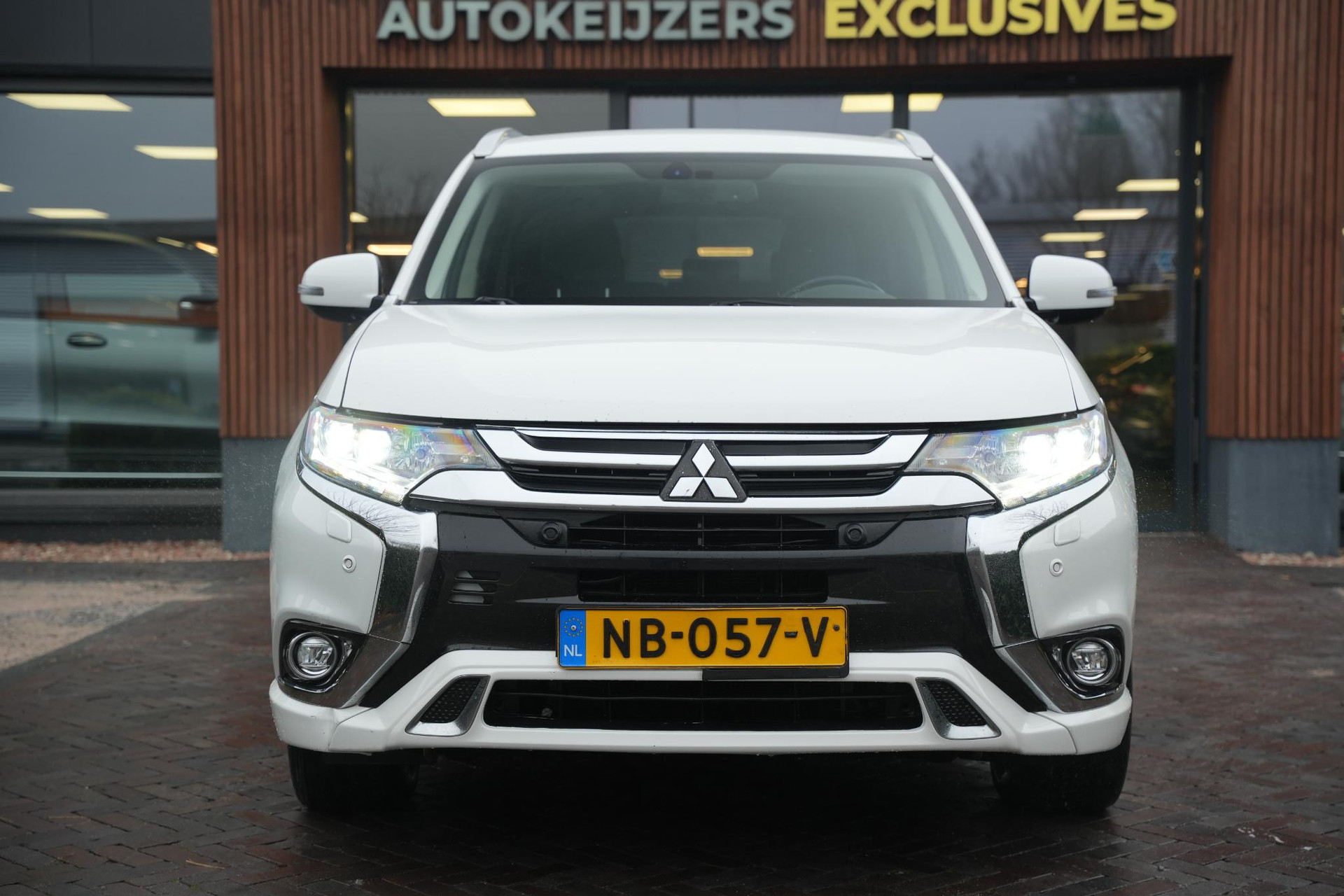 Mitsubishi Outlander 2.0 PHEV Premium 2016 Silky white p 40