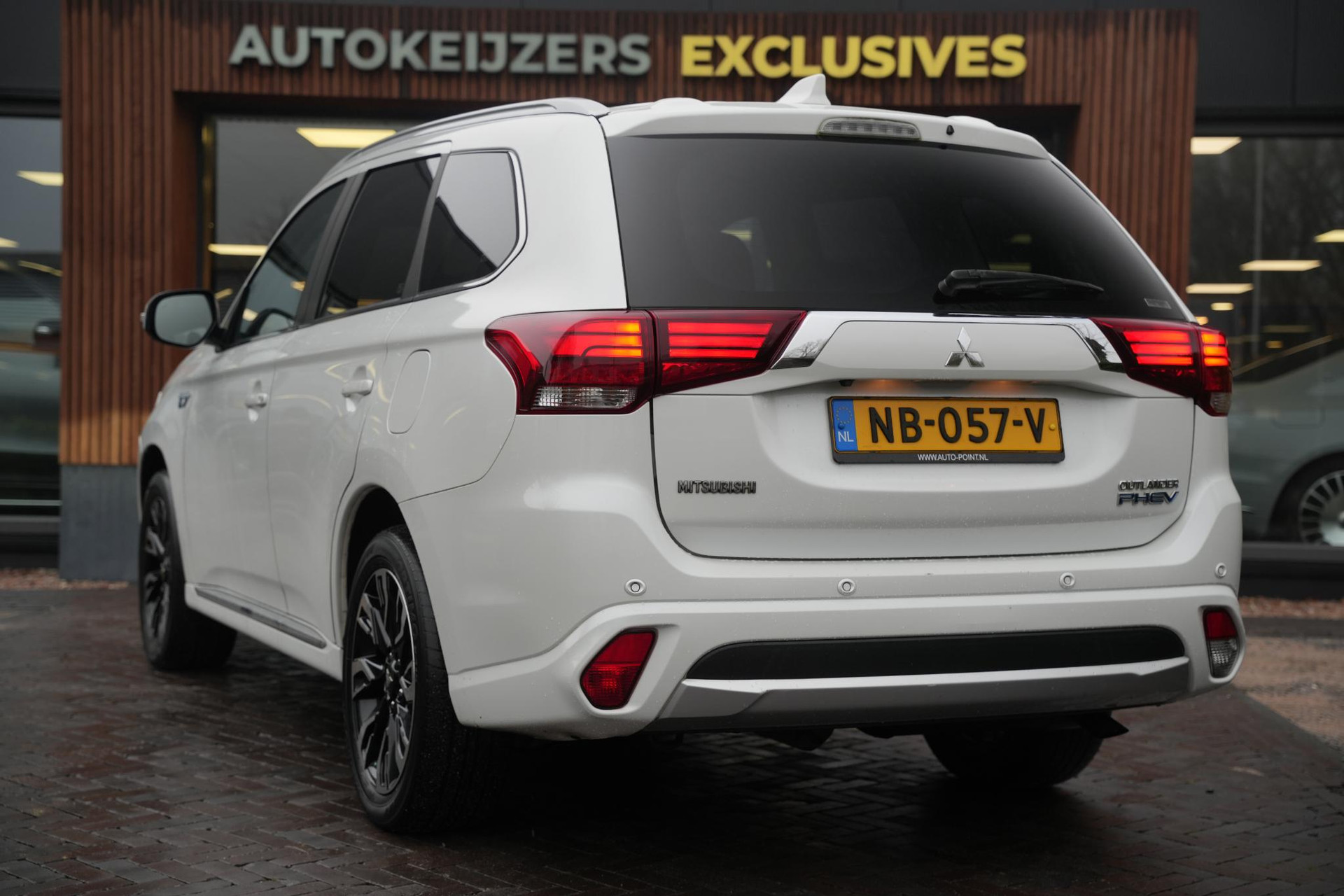 Mitsubishi Outlander 2.0 PHEV Premium 2016 Silky white p 5
